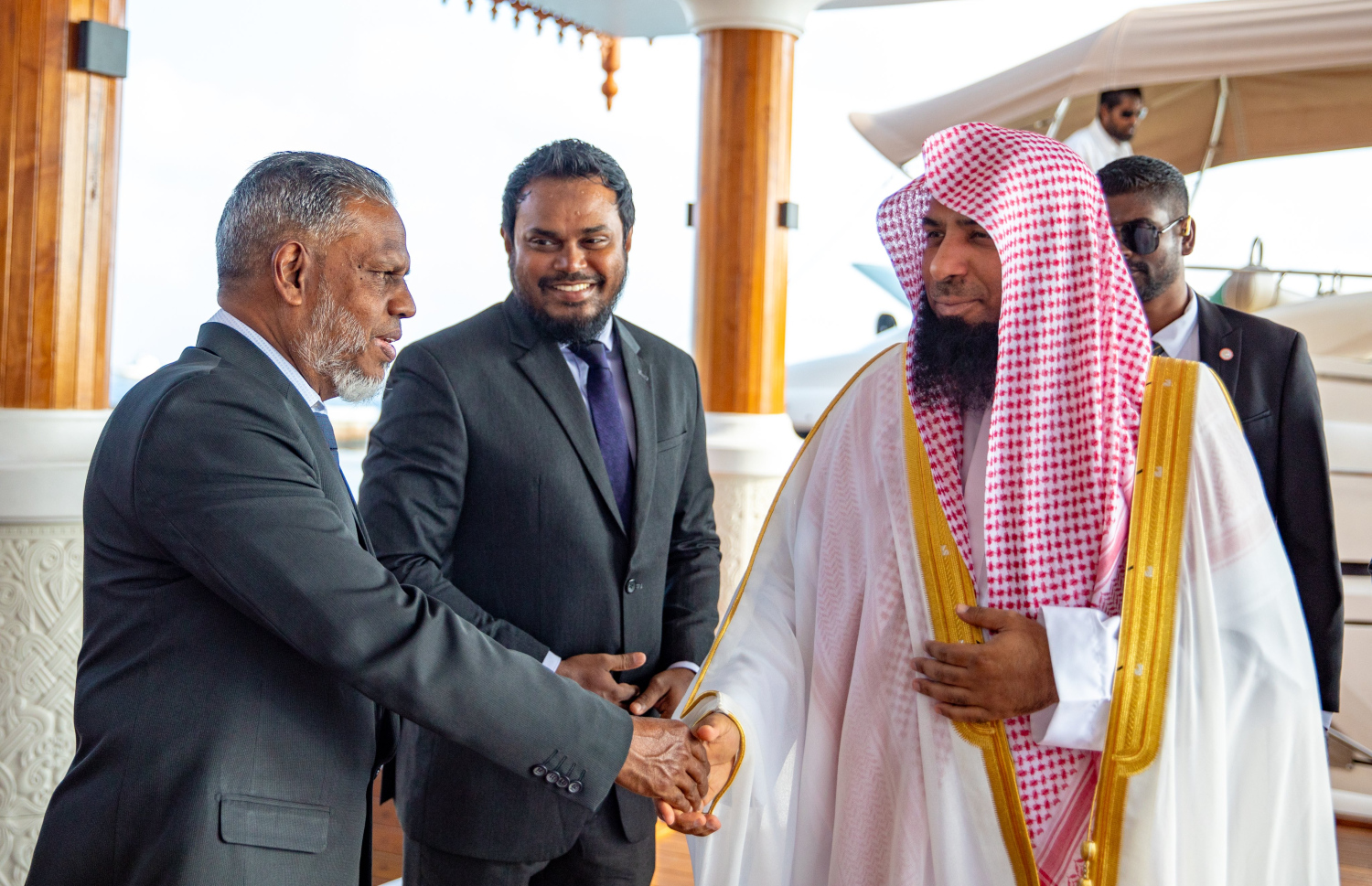 މަސްޖިދުއް ނަބަވީގެ އިމާމް ޑރ. ސަލާހުލްބުދައިރު މާލެ ވަޑައިގަތުމުން އިސްލާމިކް މިނިސްޓްރީގެ އިސްބޭފުޅުން އިމާމްއަށް މަރްހަބާ ދަންނަވައި، ސަލާން ކުރައްވަނީ --- ފޮޓޯ/އިސްލާމިކް މިނިސްޓްރީ