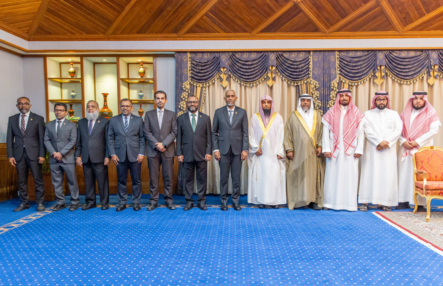 މަސްޖިދުއް ނަބަވީގެ އިމާމް އަދި ޚަތީބު ޑރ. ސަލާހުލްބުދައިރު ރައީސް ޑރ. މުހައްމަދު މުއިއްޒުގެ އަރިހަށް ކުރެއްވި އިހުތިރާމުގެ ޒިޔާރަތުގައި ރައީސް މުއިއްޒާއި ސަރުކާރުގެ އިސް ބޭފުޅުންނާއެކު ގްރޫޕު ފޮޓޯއަކަށް ހުއްޓިލައިގެން --- ފޮޓޯ/އިސްލާމިކް މިނިސްޓްރީ