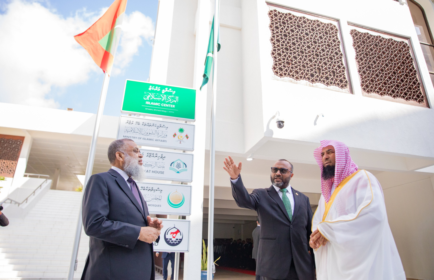 މަސްޖިދުއް ނަބަވީގެ އިމާމް ޑރ. ސަލާހުލްބުދައިރު ރާއްޖެއަށް ކުރައްވަމުން ގެންދަވާ ދަތުރުފުޅުގައި އިސްލާމީ މަރުކަޒު ހިމެނޭ ސަރަހައްދު ބައްލަވާލައްވަނީ، އަރިހުގައި އިސްލާމިކް މިނިސްޓަރު ޑރ. މުހައްމަދު ޝަހީމް އަލީ ސައީދާއި އިސްލާމީ މަރުކަޒުގެ އިސް އިމާމު ޝައިހް މުހައްމަދު ލަތީފު --- ފޮޓޯ/އިސްލާމިކް މިނިސްޓްރީ