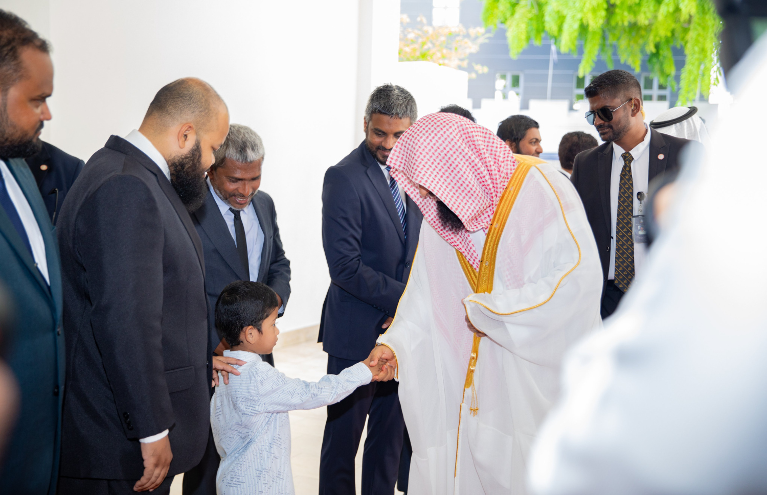 މަސްޖިދުއް ނަބަވީގެ އިމާމް ޑރ. ސަލާހުލްބުދައިރު ރާއްޖެއަށް ކުރައްވަމުން ގެންދަވާ ދަތުރުފުޅުގައި އިސްލާމީ މަރުކަޒަށް ޒިޔާރަތް ކުރައްވައި، ކުޑަކުއްޖަކާ ސަލާން ކުރައްވަނީ --- ފޮޓޯ/އިސްލާމިކް މިނިސްޓްރީ