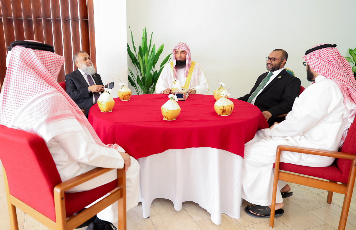 މަސްޖިދުއް ނަބަވީގެ އިމާމް ޑރ. ސަލާހުލްބުދައިރު ރާއްޖެއަށް ކުރައްވަމުން ގެންދަވާ ދަތުރުފުޅުގައި އިސްލާމީ މަރުކަޒަށް ކުރެއްވި ޒިޔާރަަތުގައި އިސްލާމިކް މިނިސްޓަރު ޑރ. މުހައްމަދު ޝަހީމް އަލީ ސައީދާއި އިސްލާމީ މަރުކަޒުގެ އިސް އިމާމު ލަތީފްއާ ބައްދަލު ކުރައްވަނީ --- ފޮޓޯ/އިސްލާމިކް މިނިސްޓްރީ