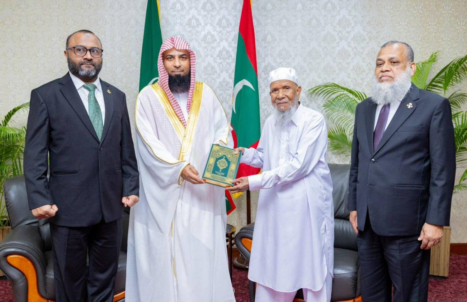 މަސްޖިދުއް ނަބަވީގެ އިމާމް ޑރ. ސަލާހުލްބުދައިރު ރާއްޖެއަށް ކުރައްވަމުން ގެންދަވާ ދަތުރުފުޅުގައި ރާއްޖޭގެ ދީނީ އިލްމުވެރިޔާ މ. ތޮއިބާ، ޝައިހު އިސްމާއިލް މުހައްމަދު (ތޮއިބާ ޝައިހު އިސްމާއިލް) އިމާމްއާ ބައްދަލު ކުރައްވައި، މުސްހަފެއް އަރުވަނީ --- ފޮޓޯ/އިސްލާމިކް މިނިސްޓްރީ