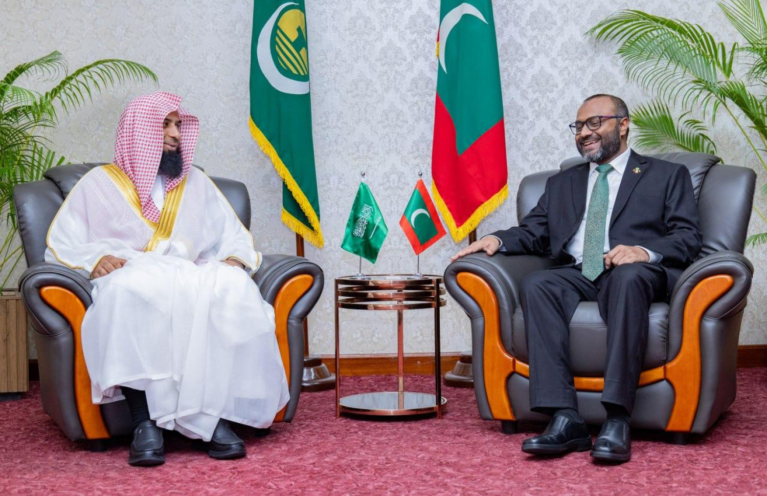 މަސްޖިދުއް ނަބަވީގެ އިމާމް ޑރ. ސަލާހުލްބުދައިރު އިސްލާމީ މަރުކަޒަށް ކުރެއްވި ޒިޔާރަަތުގައި އިސްލާމިކް މިނިސްޓަރު ޑރ. މުހައްމަދު ޝަހީމް އަލީ ސައީދުއާ ބައްދަލު ކުރައްވަނީ --- ފޮޓޯ/އިސްލާމިކް މިނިސްޓްރީ