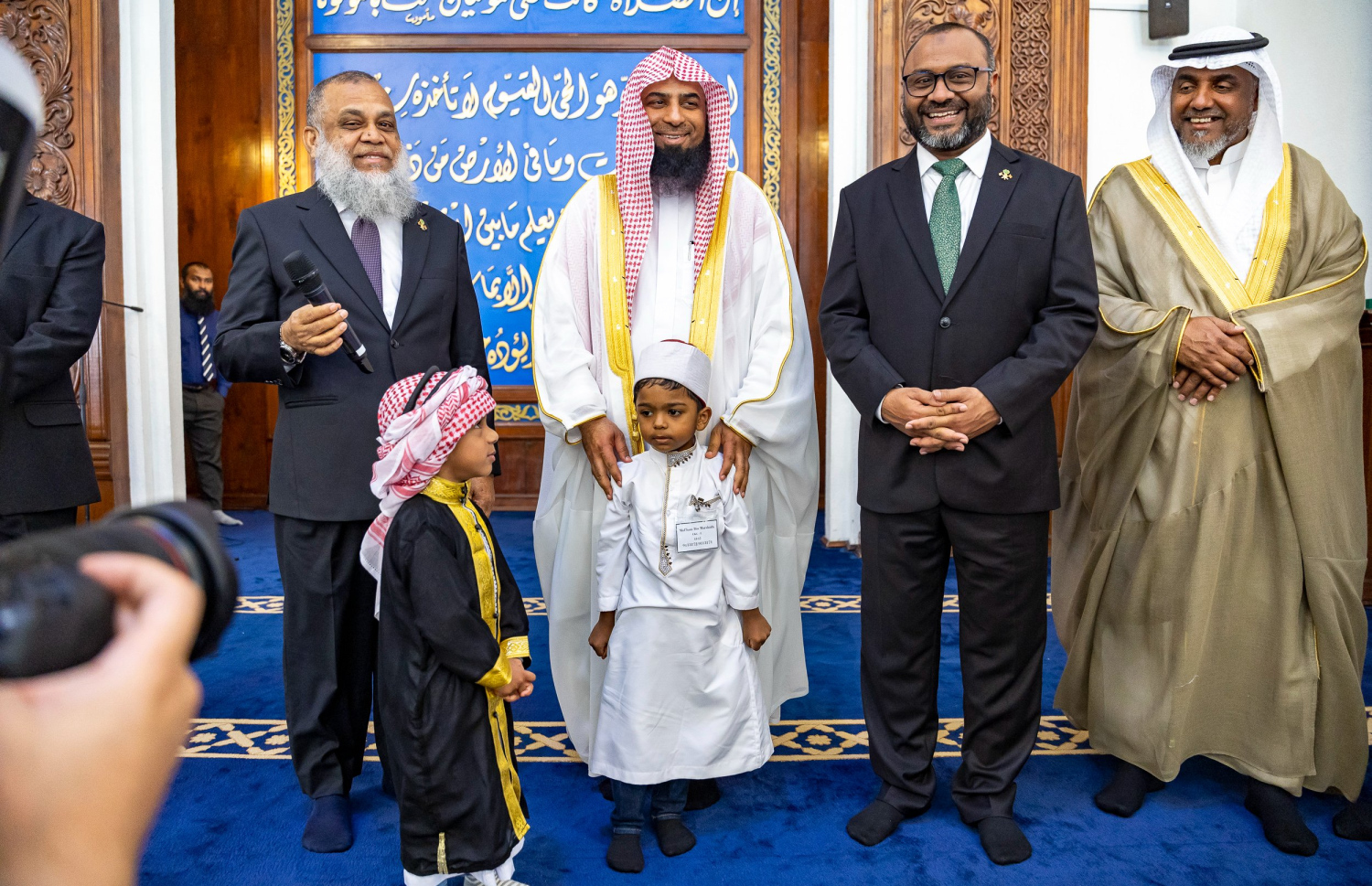 ކީރިތި ރަސޫލާ ﷺ ގެ މިސްކިތް ކަމަށްވާ މަސްޖިދުއް ނަބަވީގެ އިމާމް އަދި ޚަތީބު ޑރ. ސަލާހުލްބުދައިރު، އިސްލާމީ މަރުކަޒުގައި ތުއްތު ކުދިންނާ ބައްދަލުކުރެއްވުން.-- ފޮޓޯ: އިސްލާމިކް މިނިސްޓްރީ