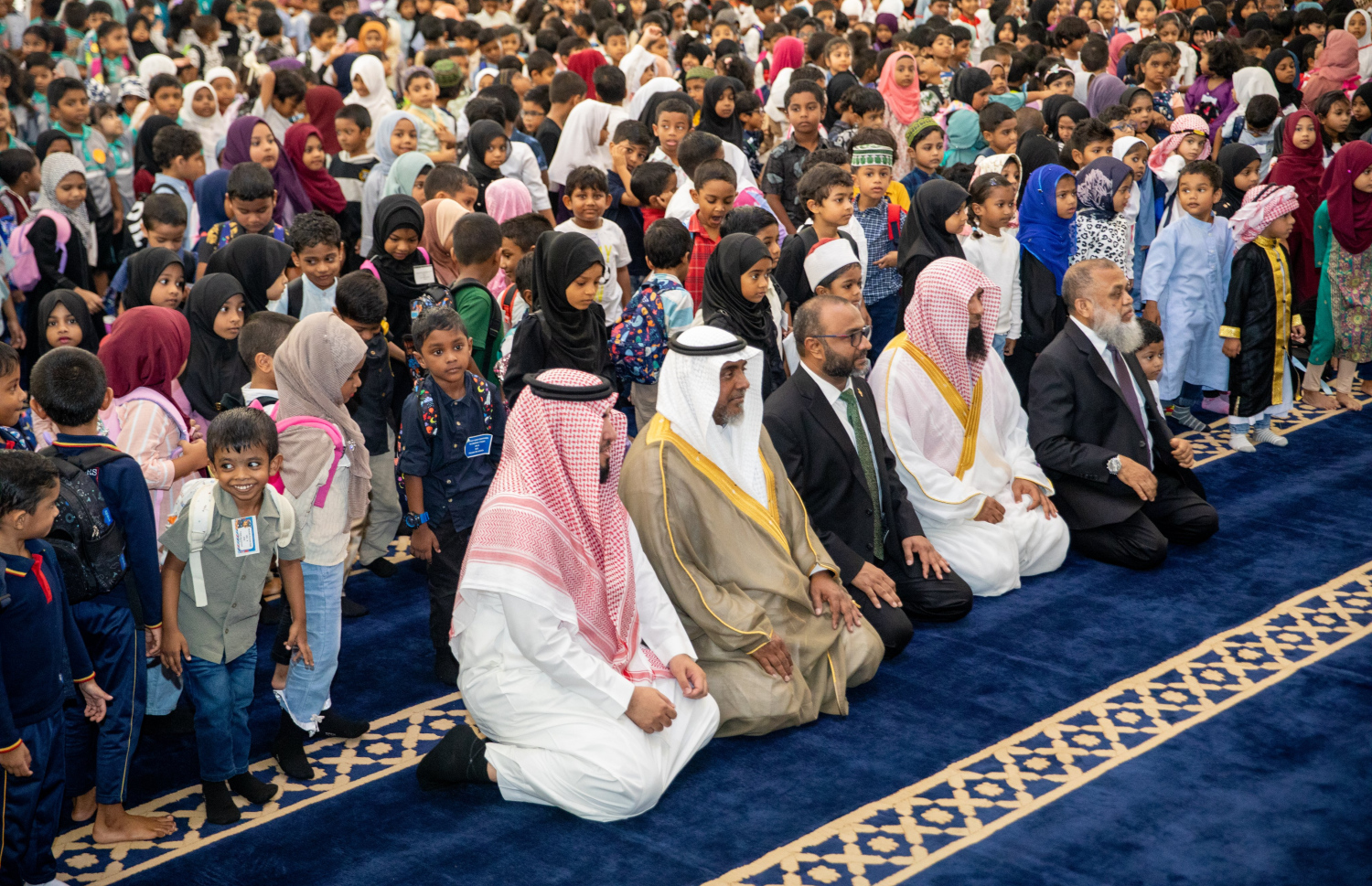 ކީރިތި ރަސޫލާ ﷺ ގެ މިސްކިތް ކަމަށްވާ މަސްޖިދުއް ނަބަވީގެ އިމާމް އަދި ޚަތީބު ޑރ. ސަލާހުލްބުދައިރު، އިސްލާމީ މަރުކަޒުގައި ތުއްތު ކުދިންނާ ބައްދަލުކުރެއްވުން.-- ފޮޓޯ: އިސްލާމިކް މިނިސްޓްރީ