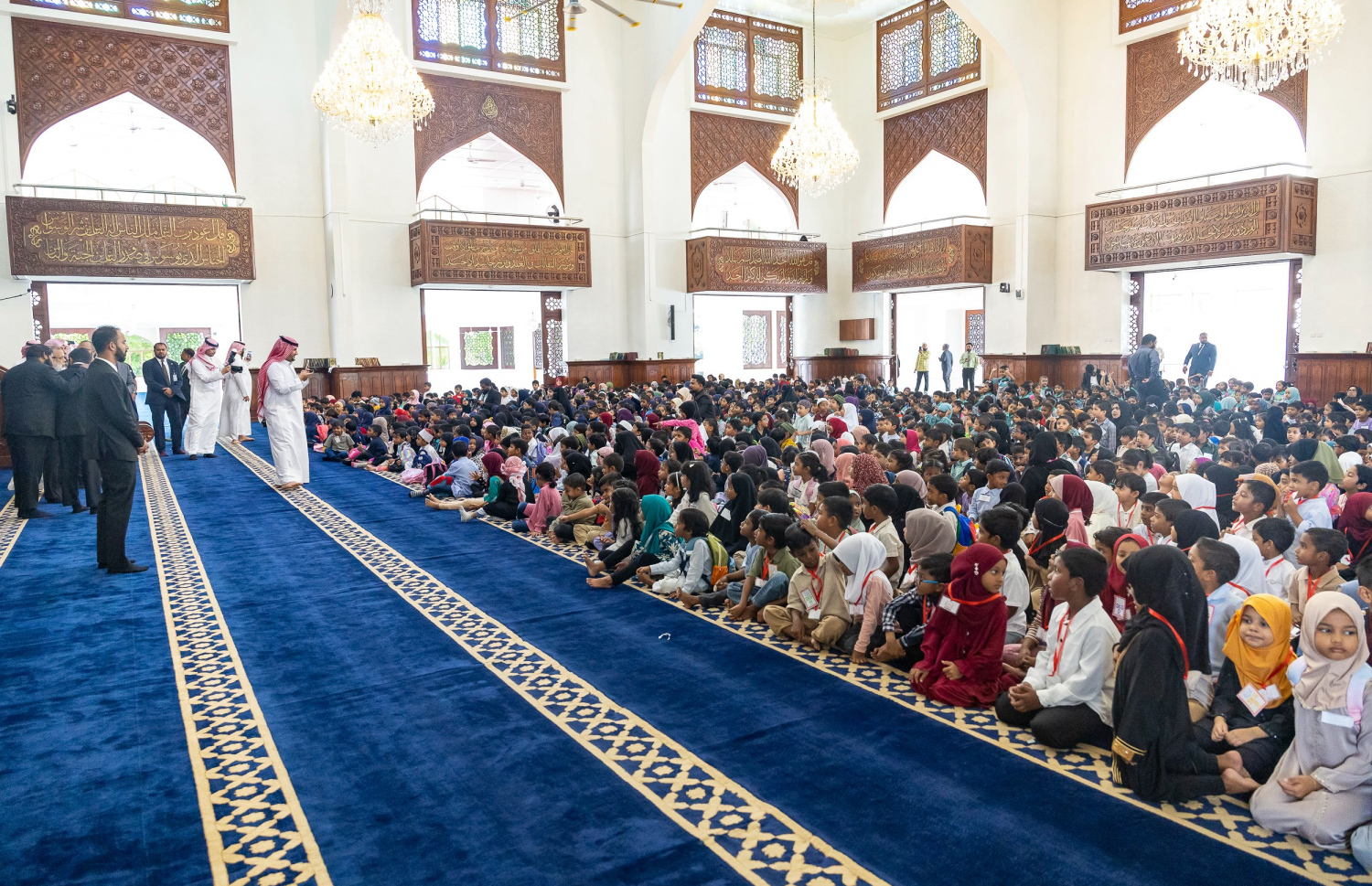 ކީރިތި ރަސޫލާ ﷺ ގެ މިސްކިތް ކަމަށްވާ މަސްޖިދުއް ނަބަވީގެ އިމާމް އަދި ޚަތީބު ޑރ. ސަލާހުލްބުދައިރު، އިސްލާމީ މަރުކަޒުގައި ތުއްތު ކުދިންނާ ބައްދަލުކުރެއްވުން.-- ފޮޓޯ: އިސްލާމިކް މިނިސްޓްރީ