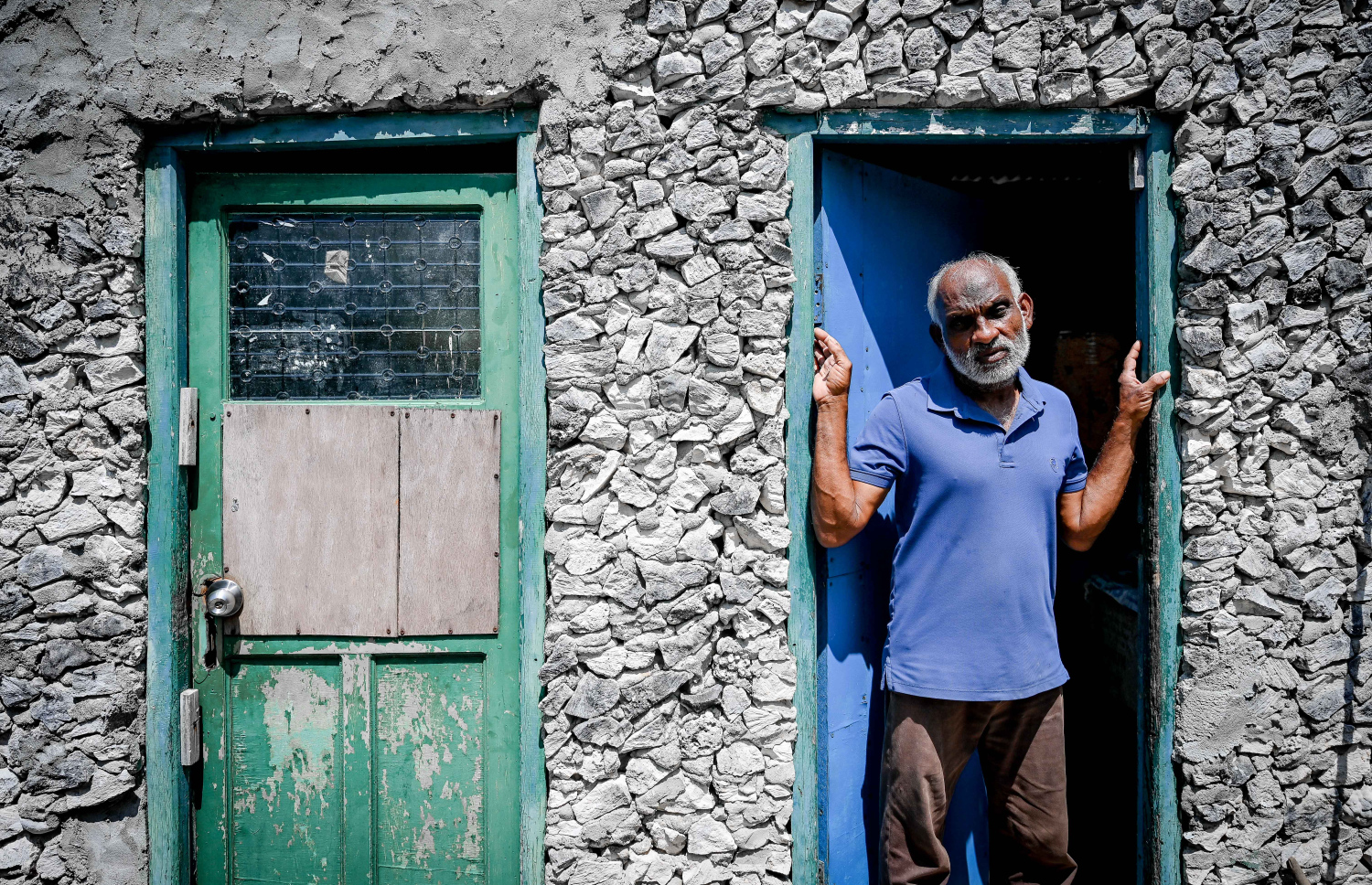 ހަމީދު، އެ މަސައްކަތް ކުރާ ތަނުގެ ބޭރުގައި ހުއްޓިލައިގެން.-- ފޮޓޯ: ނިޝާން އަލީ | މިހާރު