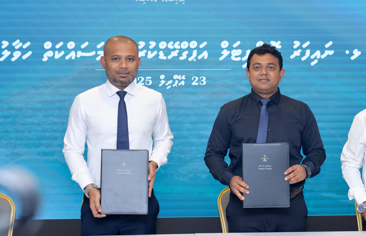 ނައިފަރުގައި ލޭބަރޫމް ކޮމްޕްލެކްސް އަދި އައިސީޔޫ ތަރައްގީކުރުމުގެ އެގްރިމެންޓުގައި ސޮއިކުރެއްވުމަށްފަހު ހެލްތުގެ ސްޓޭޓް މިނިސްޓަރު އިސްމާއިލް ޝަރީފު އަދި އާރުޑީސީގެ ޑެޕިއުޓީ މެނޭޖިން ޑިރެކްޓަރު އަސްބާހު ފޮޓޯއަކަށް ހުއްޓިވަޑައިގެން.-- ފޮޓޯ: ނިޝާން އަލީ/ މިހާރު