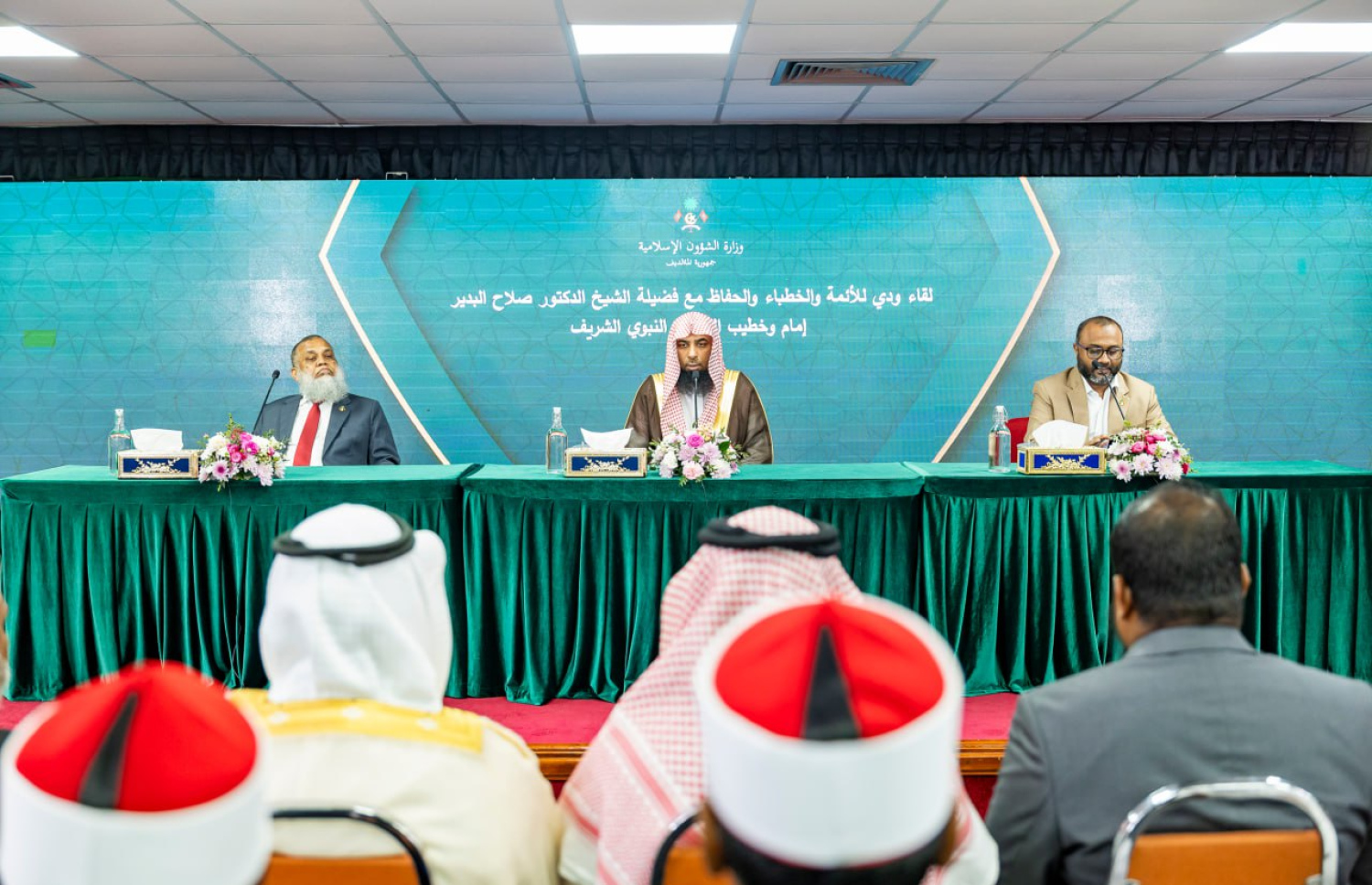 މަސްޖިދުއް ނަބަވީގެ އިމާމް އަދި ޚަތީބު ޑރ. ސަލާހުލް ބުދައިރު ރާއްޖޭގެ ބައެއް އިމާމުންނާ މިއަދު ބައްދަލުކުރައްވާއިރު އަރިހުގައި އިސްލާމިކް މިނިސްޓަރު ޑރ. ޝަހީމާއި އިސްލާމީ މަރުކަޒުގެ އިސް އިމާމު ޝައިހު ލަތީފު.---ފޮޓޯ: އިސްލާމިކް މިނިސްޓްރީ