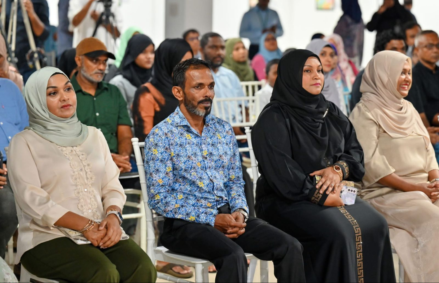 ބްރޯޑްކޮމްގެ މެމްބަރުންތަކެއް.--- ފޮޓޯ: ބްރޯޑްކޮމް