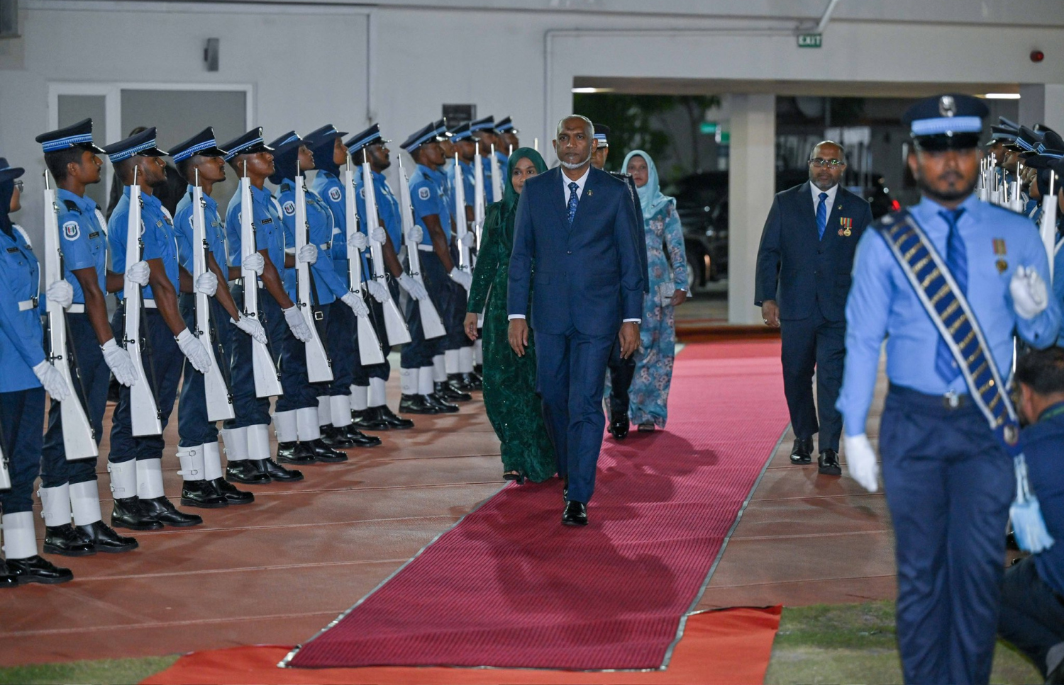 ފުލުހުންގެ 92 ވަނަ އަހަރީ ދުވަސް ފާހަގަކުރުމުގެ ގޮތުން ބޭއްވި ރަސްމީ ޖަލްސާއަށް ރައީސް ޑރ. މުހައްމަދު މުއިއްޒު ވަޑައިގަންނަވަނީ.-- ފޮޓޯ: ރައީސް އޮފީސް