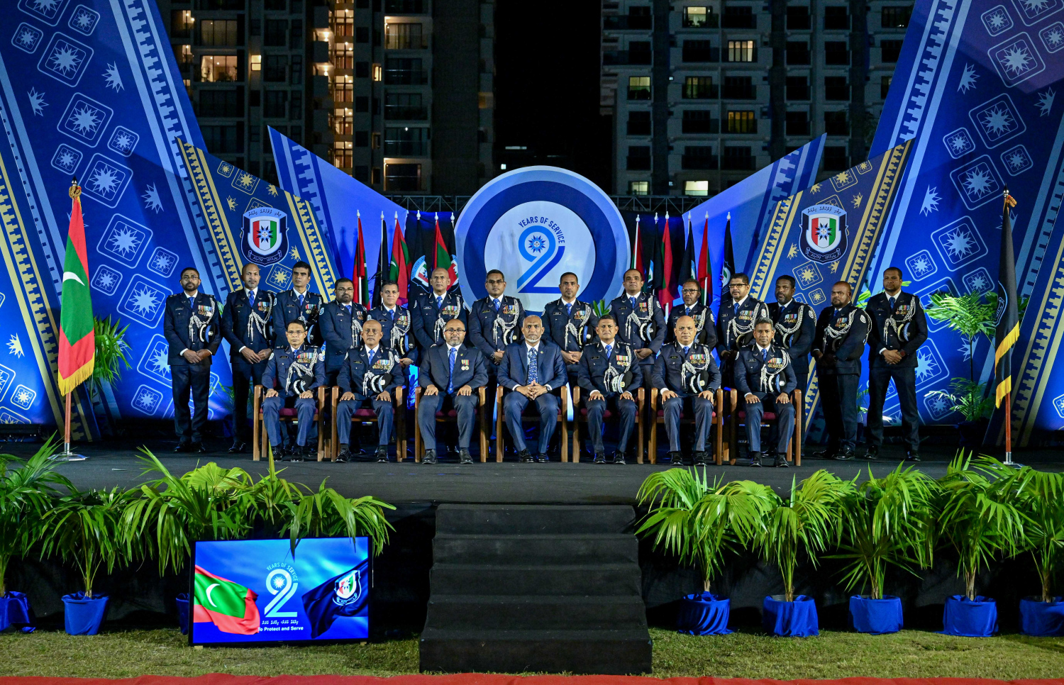 ފުލުހުންގެ 92 ވަނަ އަހަރީ ދުވަސް ފާހަގަކުރުމުގެ ގޮތުން ހުޅުމާލެ ސިންތެޓިކް ޓްރެކްގައި ބޭއްވި ރަސްމީ ޖަލްސާގައި ރައީސް މުއިއްޒު ފުލުހުންގެ އިސްވެރިންނާ އެކު ގުރޫޕު ފޮޓޯއެއް ނަންގަވަނީ.--- ފޮޓޯ: ރައީސް އޮފީސް