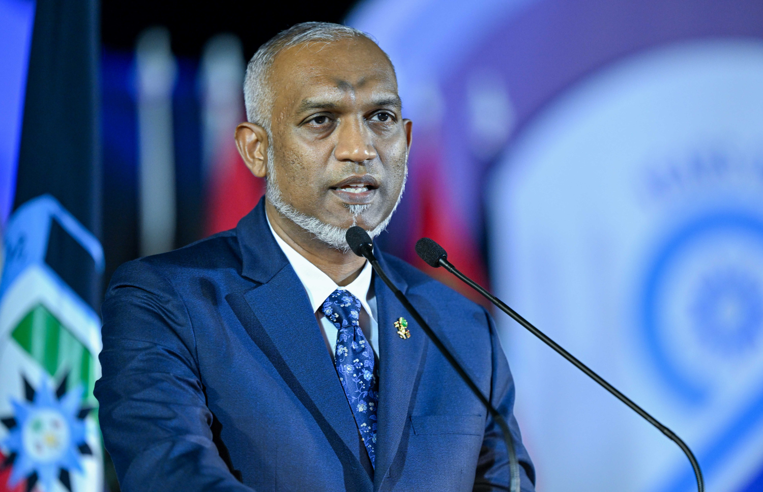 ފުލުހުންގެ 92 ވަނަ އަހަރީ ދުވަސް ފާހަގަކުރުމުގެ ގޮތުން ހުޅުމާލެ ސިންތެޓިކް ޓްރެކްގައި ބޭއްވި ރަސްމީ ޖަލްސާގައި ރައީސް ޑރ. މުހައްމަދު މުއިއްޒު ވާހަކަފުޅު ދައްކަވަނީ.--- ފޮޓޯ: ރައީސް އޮފީސް