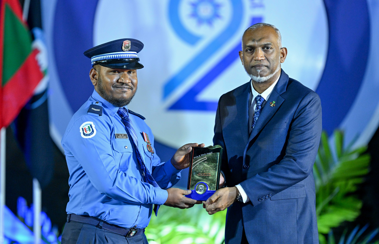 ފުލުހުންގެ 92 ވަނަ އަހަރީ ދުވަސް ފާހަގަކުރުމުގެ ގޮތުން ހުޅުމާލެ ސިންތެޓިކް ޓްރެކްގައި ބޭއްވި ރަސްމީ ޖަލްސާގައި ދިވެހި ފުލުހުންގެ ހިދުމަތަށް ރީތި ނަން ހޯދައިދިން ފުލުހަކަށް ރައީސް ހަނދާނީ ފިލާ ހަވާލު ކޮށްދެއްވަނީ.-- ފޮޓޯ: ރައީސް އޮފީސް