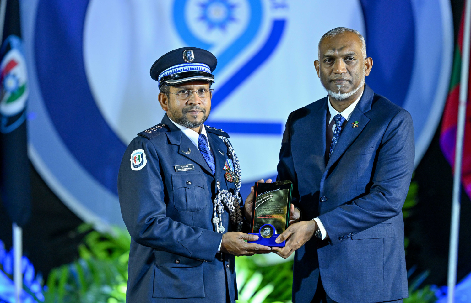 ފުލުހުންގެ 92 ވަނަ އަހަރީ ދުވަސް ފާހަގަކުރުމުގެ ގޮތުން ހުޅުމާލެ ސިންތެޓިކް ޓްރެކްގައި ބޭއްވި ރަސްމީ ޖަލްސާގައި ދިވެހި ފުލުހުންގެ ހިދުމަތަށް ރީތި ނަން ހޯދައިދިން ފުލުހަކަށް ރައީސް މުއިއްޒު ހަނދާނީ ފިލާ ހަވާލު ކޮށްދެއްވަނީ.-- ފޮޓޯ: ރައީސް އޮފީސް