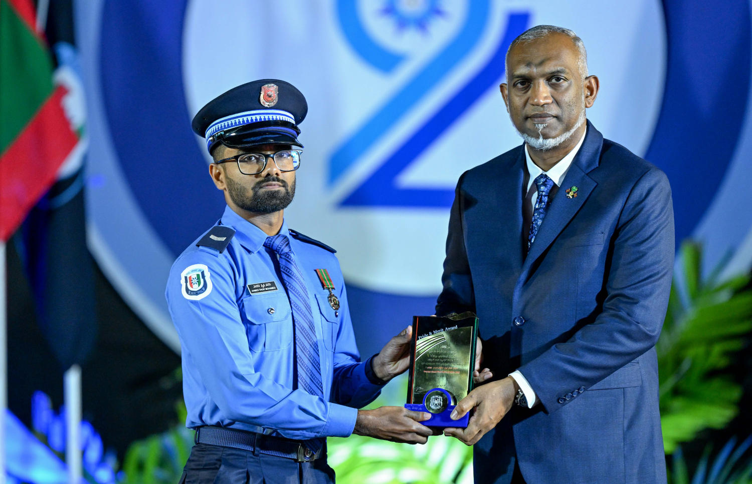 ފުލުހުންގެ 92 ވަނަ އަހަރީ ދުވަސް ފާހަގަކުރުމުގެ ގޮތުން ހުޅުމާލެ ސިންތެޓިކް ޓްރެކްގައި ބޭއްވި ރަސްމީ ޖަލްސާގައި ދިވެހި ފުލުހުންގެ ހިދުމަތަށް ރީތި ނަން ހޯދައިދިން ފުލުހަކަށް ރައީސް މުއިއްޒު ހަނދާނީ ފިލާ ހަވާލު ކޮށްދެއްވަނީ.-- ފޮޓޯ: ރައީސް އޮފީސް