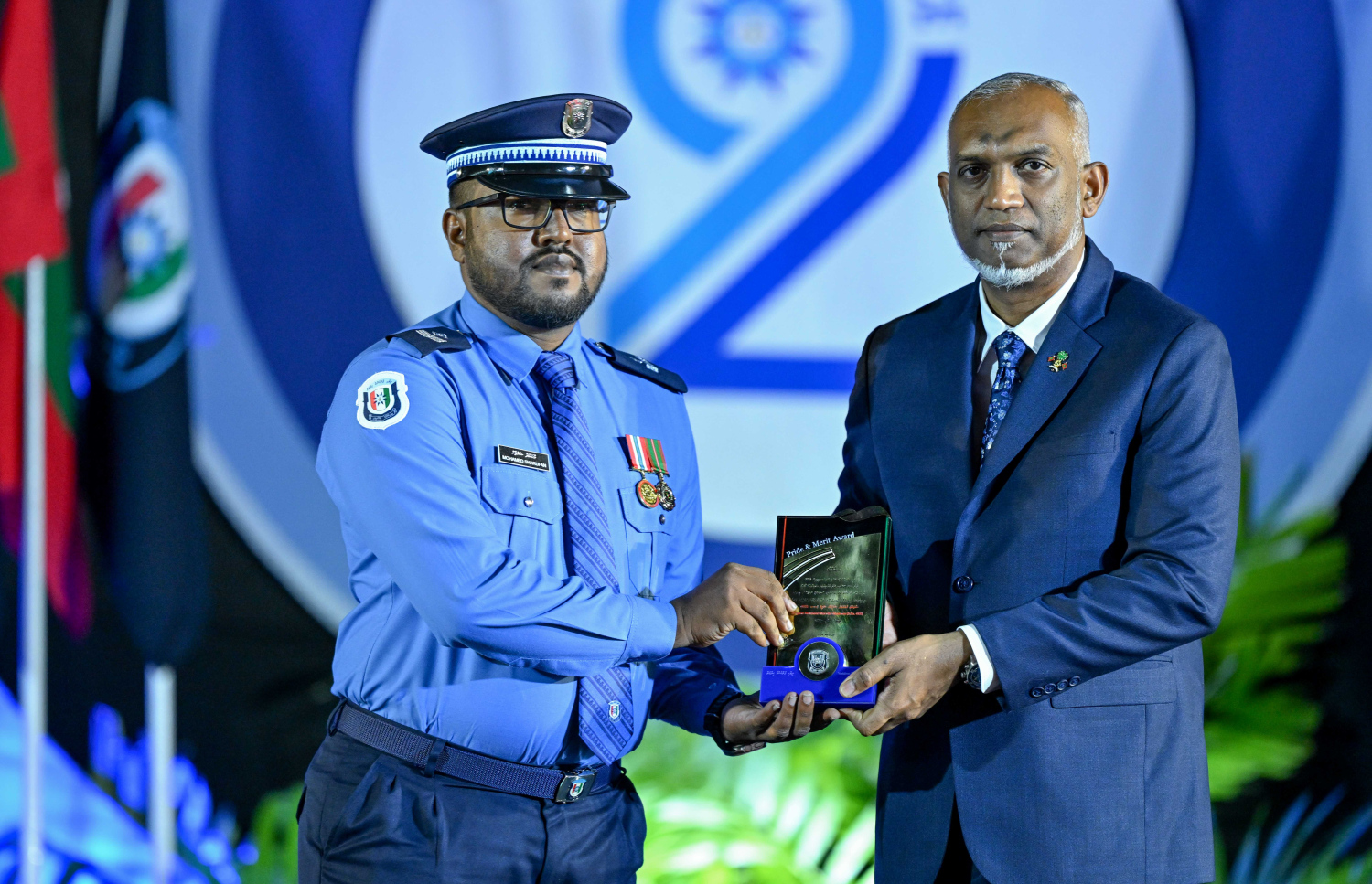 ފުލުހުންގެ 92 ވަނަ އަހަރީ ދުވަސް ފާހަގަކުރުމުގެ ގޮތުން ހުޅުމާލެ ސިންތެޓިކް ޓްރެކްގައި ބޭއްވި ރަސްމީ ޖަލްސާގައި ދިވެހި ފުލުހުންގެ ހިދުމަތަށް ރީތި ނަން ހޯދައިދިން ފުލުހަކަށް ރައީސް މުއިއްޒު ހަނދާނީ ފިލާ ހަވާލު ކޮށްދެއްވަނީ.-- ފޮޓޯ: ރައީސް އޮފީސް