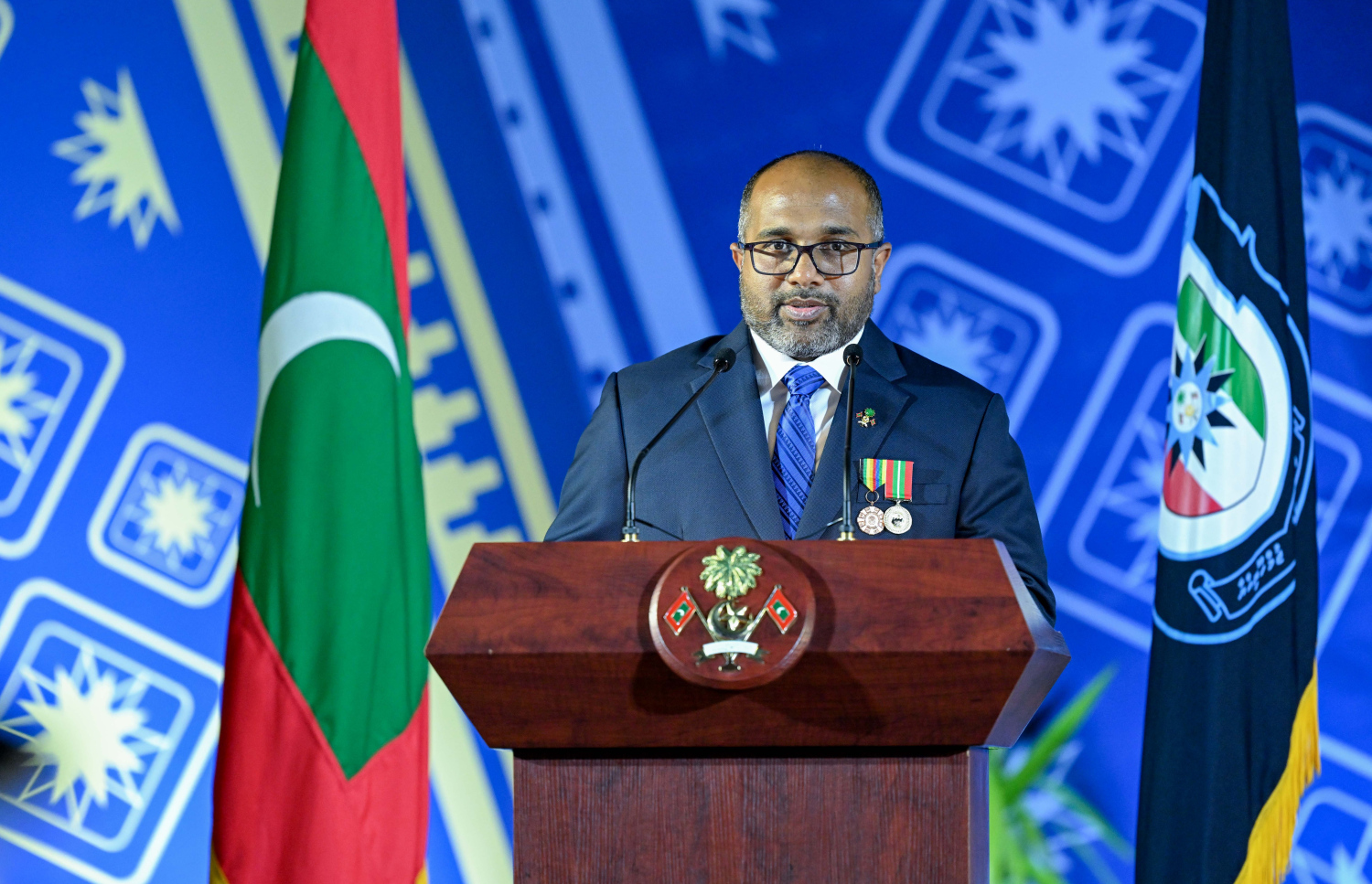 ފުލުހުންގެ 92 ވަނަ އަހަރީ ދުވަސް ފާހަގަކުރުމުގެ ގޮތުން ހުޅުމާލެ ސިންތެޓިކް ޓްރެކްގައި ބޭއްވި ރަސްމީ ޖަލްސާގައި ހޯމް މިނިސްޓަރު އަލީ އިހުސާން ވާހަކަ ދައްކަވަނީ.--- ފޮޓޯ: ރައީސް އޮފީސް