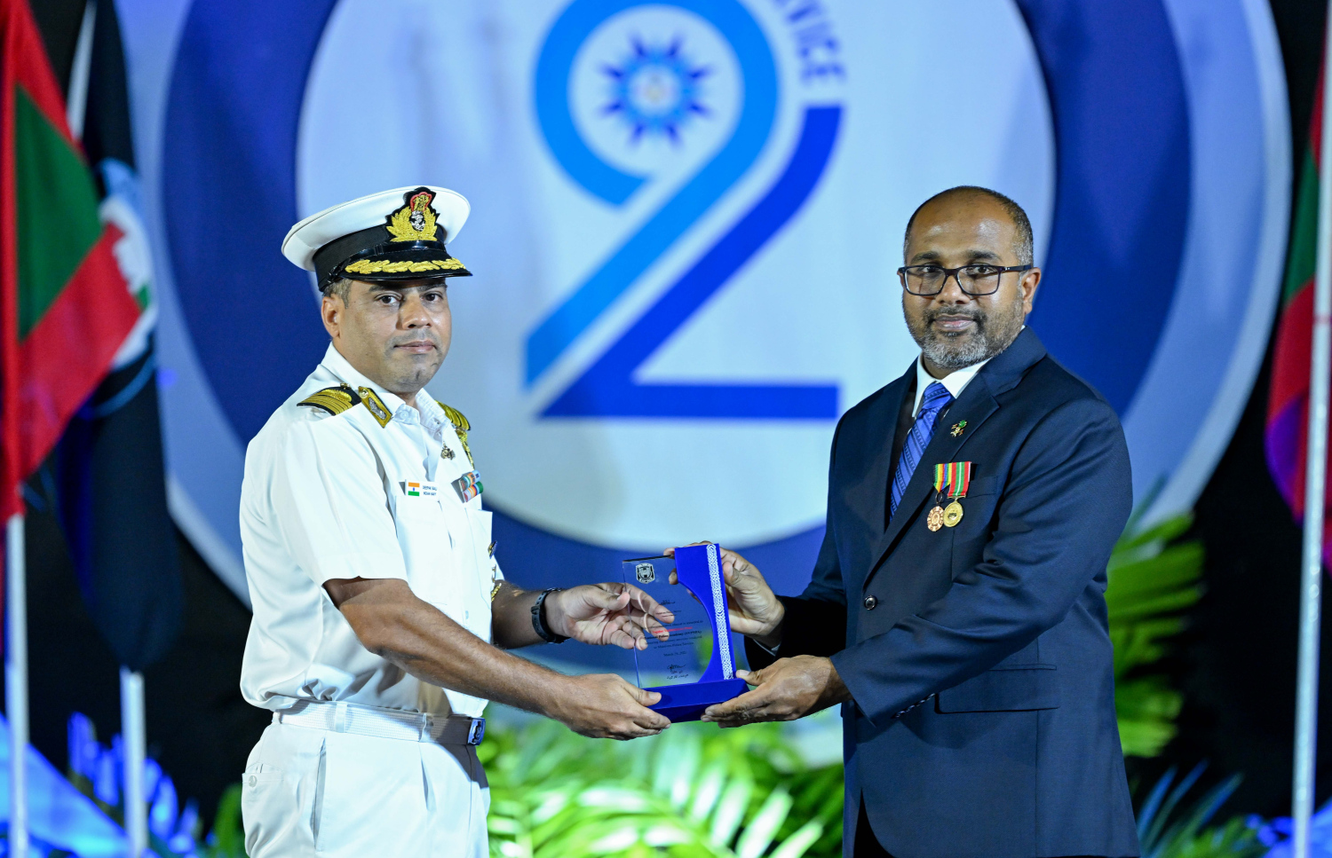 ފުލުހުންގެ 92 ވަނަ އަހަރީ ދުވަސް ފާހަގަކުރުމުގެ ގޮތުން ހުޅުމާލެ ސިންތެޓިކް ޓްރެކްގައި ބޭއްވި ރަސްމީ ޖަލްސާގައި ހޯމް މިނިސްޓަރު އަލީ އިހުސާން ހަނދާނީ ފިލާ ހަވާލުކޮށްދެއްވަނީ.-- ފޮޓޯ: ރައީސް އޮފީސް