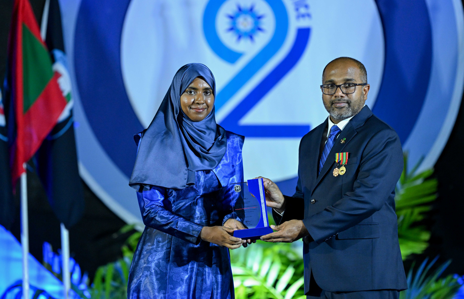 ފުލުހުންގެ 92 ވަނަ އަހަރީ ދުވަސް ފާހަގަކުރުމުގެ ގޮތުން ހުޅުމާލެ ސިންތެޓިކް ޓްރެކްގައި ބޭއްވި ރަސްމީ ޖަލްސާގައި ހޯމް މިނިސްޓަރު އަލީ އިހުސާން ހަނދާނީ ފިލާ ހަވާލުކޮށްދެއްވަނީ.-- ފޮޓޯ: ރައީސް އޮފީސް