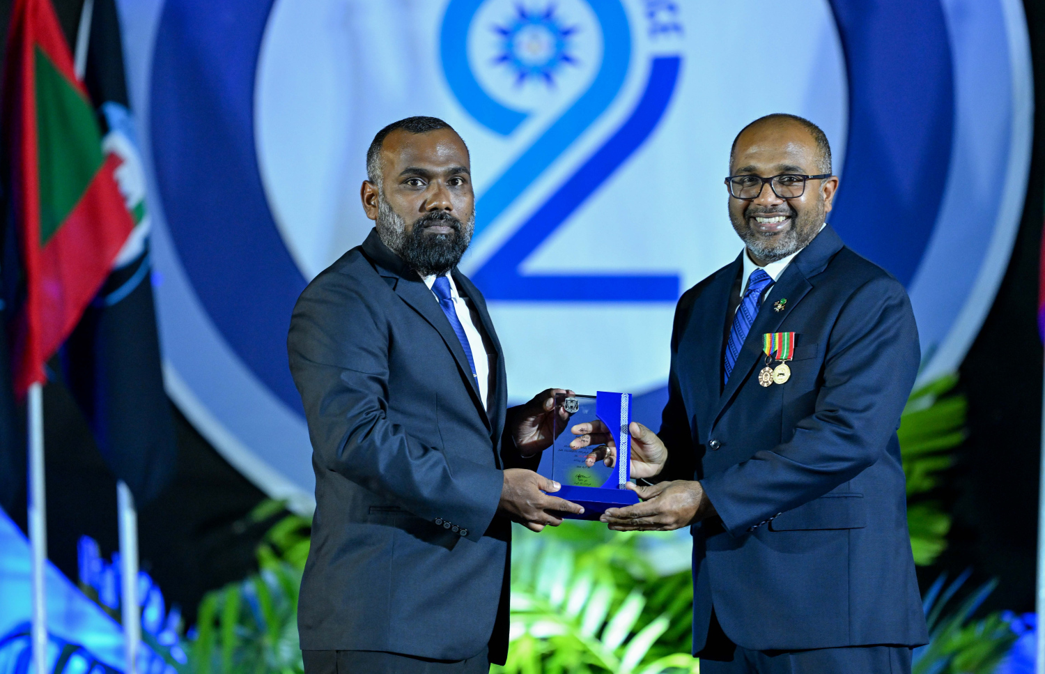 ފުލުހުންގެ 92 ވަނަ އަހަރީ ދުވަސް ފާހަގަކުރުމުގެ ގޮތުން ހުޅުމާލެ ސިންތެޓިކް ޓްރެކްގައި ބޭއްވި ރަސްމީ ޖަލްސާގައި ހޯމް މިނިސްޓަރު އަލީ އިހުސާން ހަނދާނީ ފިލާ ހަވާލުކޮށްދެއްވަނީ.-- ފޮޓޯ: ރައީސް އޮފީސް