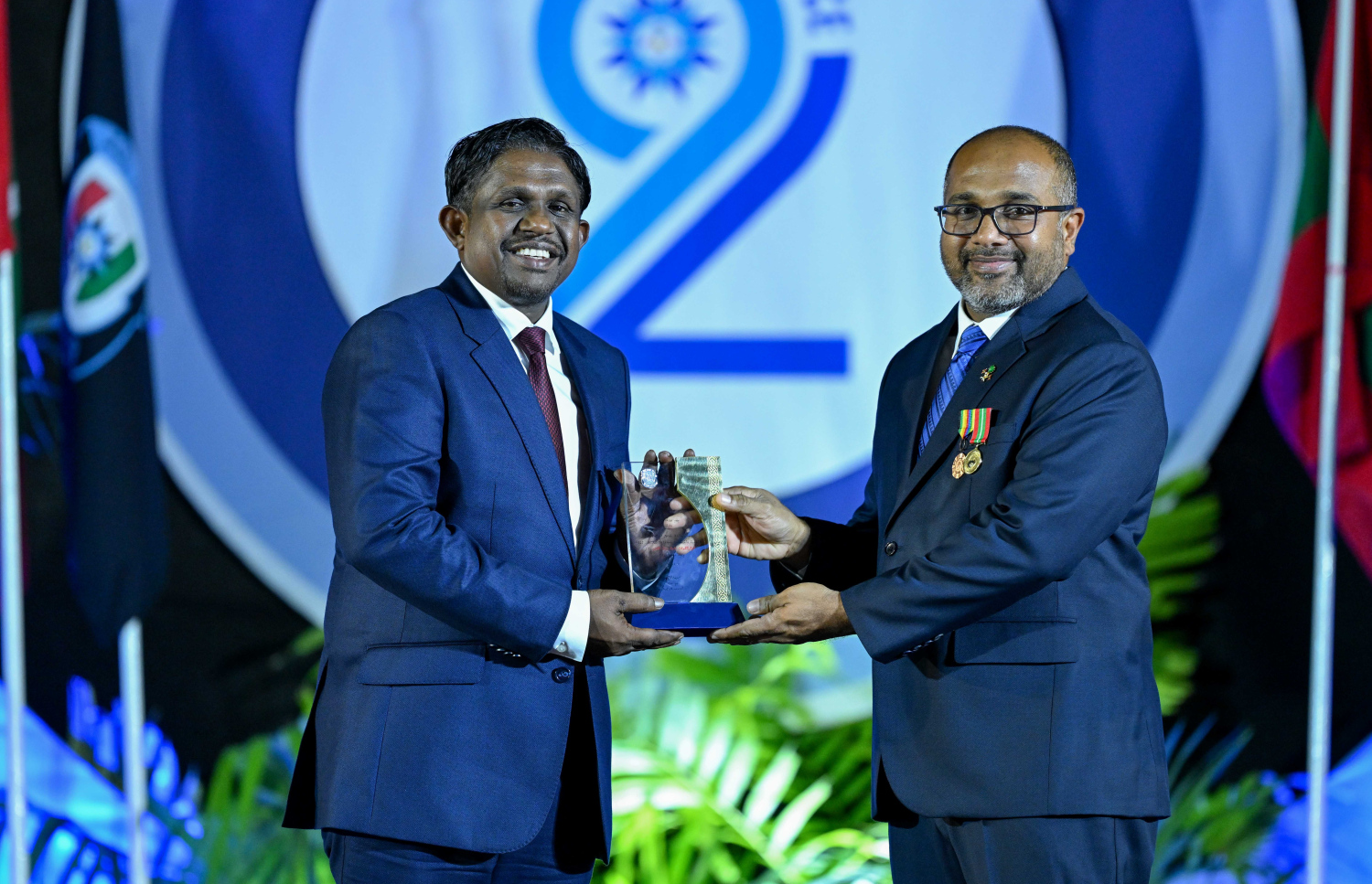 ފުލުހުންގެ 92 ވަނަ އަހަރީ ދުވަސް ފާހަގަކުރުމުގެ ގޮތުން ހުޅުމާލެ ސިންތެޓިކް ޓްރެކްގައި ބޭއްވި ރަސްމީ ޖަލްސާގައި ހޯމް މިނިސްޓަރު އަލީ އިހުސާން ހަނދާނީ ފިލާ ހަވާލުކޮށްދެއްވަނީ.-- ފޮޓޯ: ރައީސް އޮފީސް