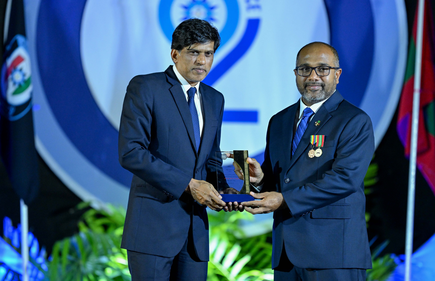 ފުލުހުންގެ 92 ވަނަ އަހަރީ ދުވަސް ފާހަގަކުރުމުގެ ގޮތުން ހުޅުމާލެ ސިންތެޓިކް ޓްރެކްގައި ބޭއްވި ރަސްމީ ޖަލްސާގައި ހޯމް މިނިސްޓަރު އަލީ އިހުސާން ހަނދާނީ ފިލާ ހަވާލުކޮށްދެއްވަނީ.-- ފޮޓޯ: ރައީސް އޮފީސް