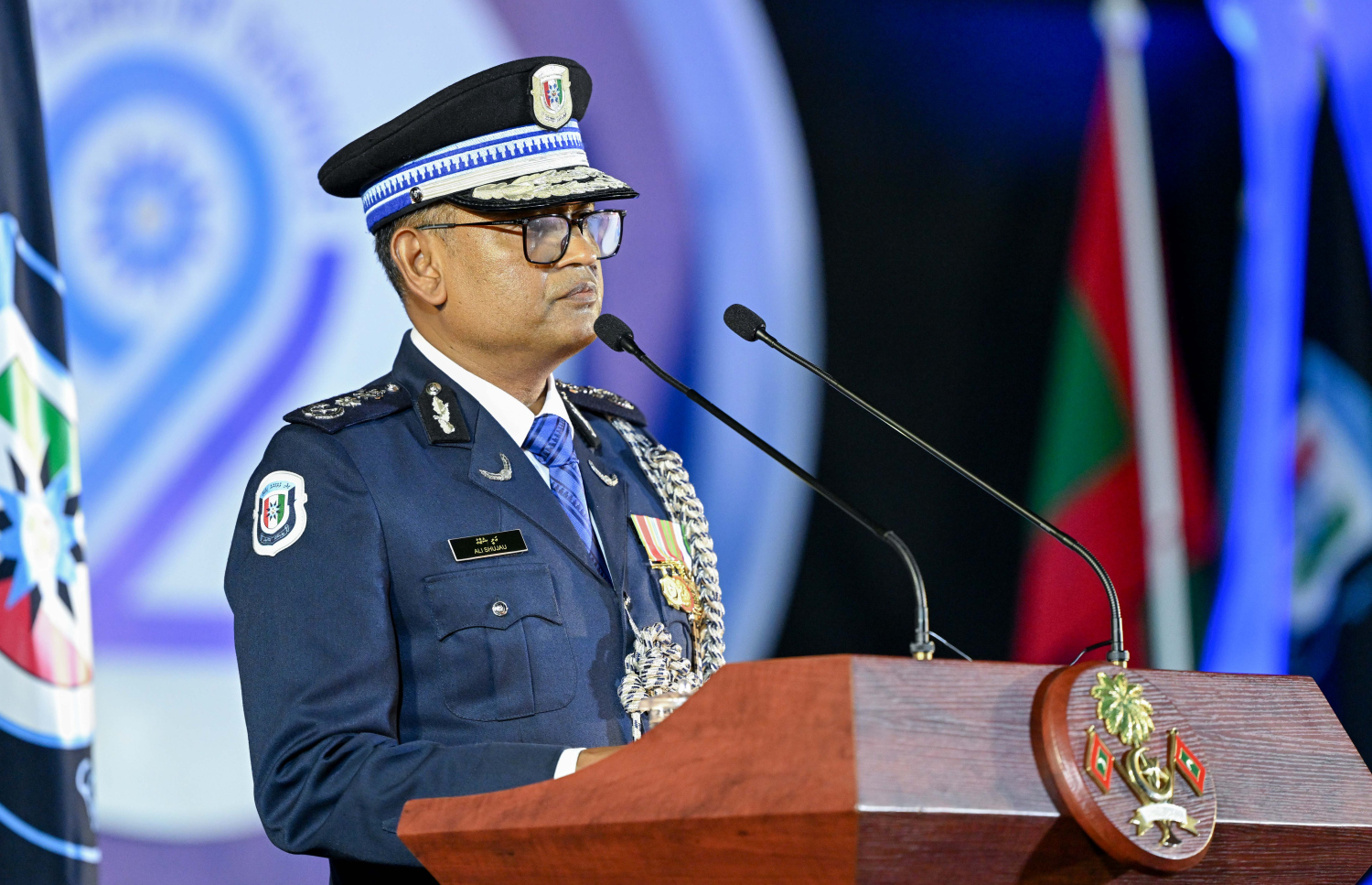 ފުލުހުންގެ 92 ވަނަ އަހަރީ ދުވަސް ފާހަގަކުރުމުގެ ގޮތުން ހުޅުމާލެ ސިންތެޓިކް ޓްރެކްގައި ބޭއްވި ރަސްމީ ޖަލްސާގައި ސީޕީ އަލީ ޝުޖާއު  ވާހަކަ ދައްކަވަނީ.-- ފޮޓޯ: ރައީސް އޮފީސް