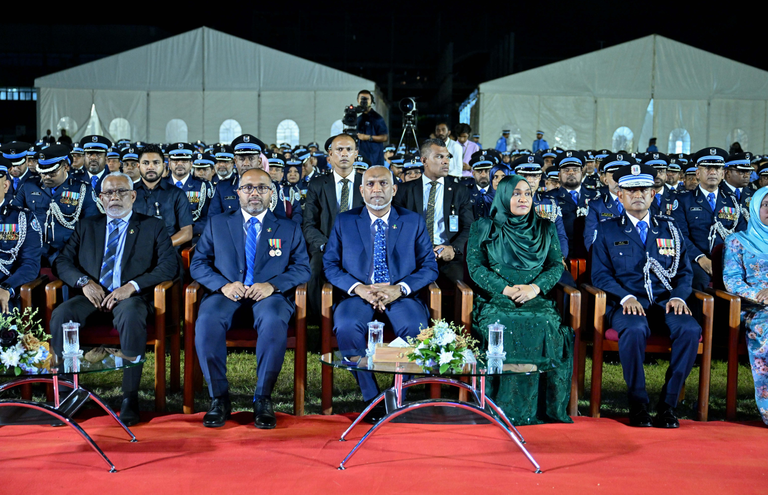 ފުލުހުންގެ 92 ވަނަ އަހަރީ ދުވަސް ފާހަގަކުރުމުގެ ގޮތުން ހުޅުމާލެ ސިންތެޓިކް ޓްރެކްގައި ބޭއްވި ރަސްމީ ޖަލްސާގައި ރައީސް މުއިއްޒުގެ ދެކަނބަލުން އަދި ފުލުހުންގެ އިދާރާގެ އިސްވެރިން ބައިވެރިވެވަޑައިގަންނަވަނީ.-- ފޮޓޯ: ރައީސް އޮފީސް