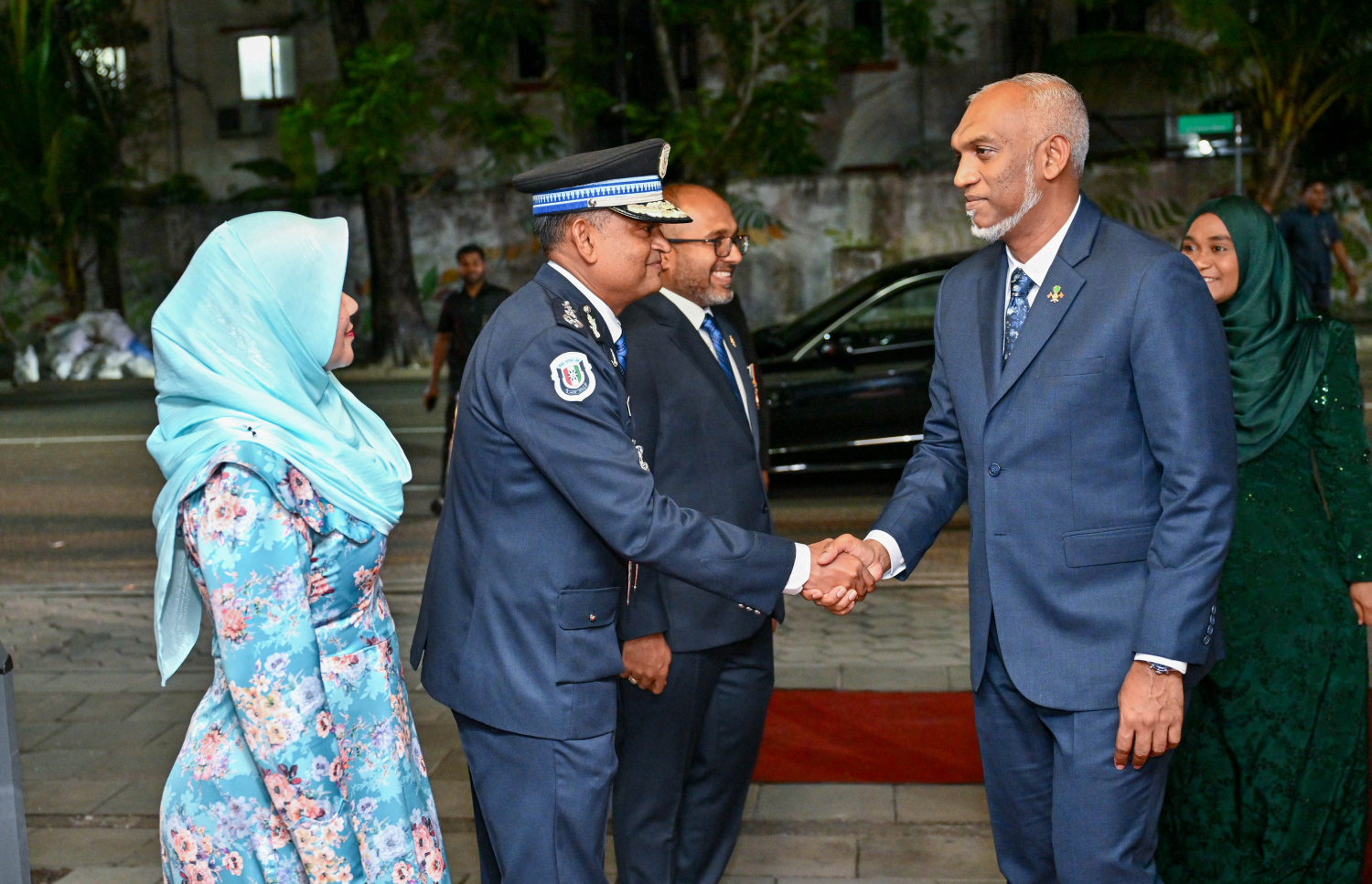 ފުލުހުންގެ 92 ވަނަ އަހަރީ ދުވަސް ފާހަގަކުރުމުގެ ގޮތުން ހުޅުމާލެ ސިންތެޓިކް ޓްރެކްގައި ބޭއްވި ރަސްމީ ޖަލްސާއަށް ރައީސް މުއިއްޒުގެ ދެކަނބަލުން ވަޑައިގަތުމުން ސީޕީ އަލީ ޝުޖާއު މަރުހަބާ ދަންނަވަނީ.-- ފޮޓޯ: ރައީސް އޮފީސް