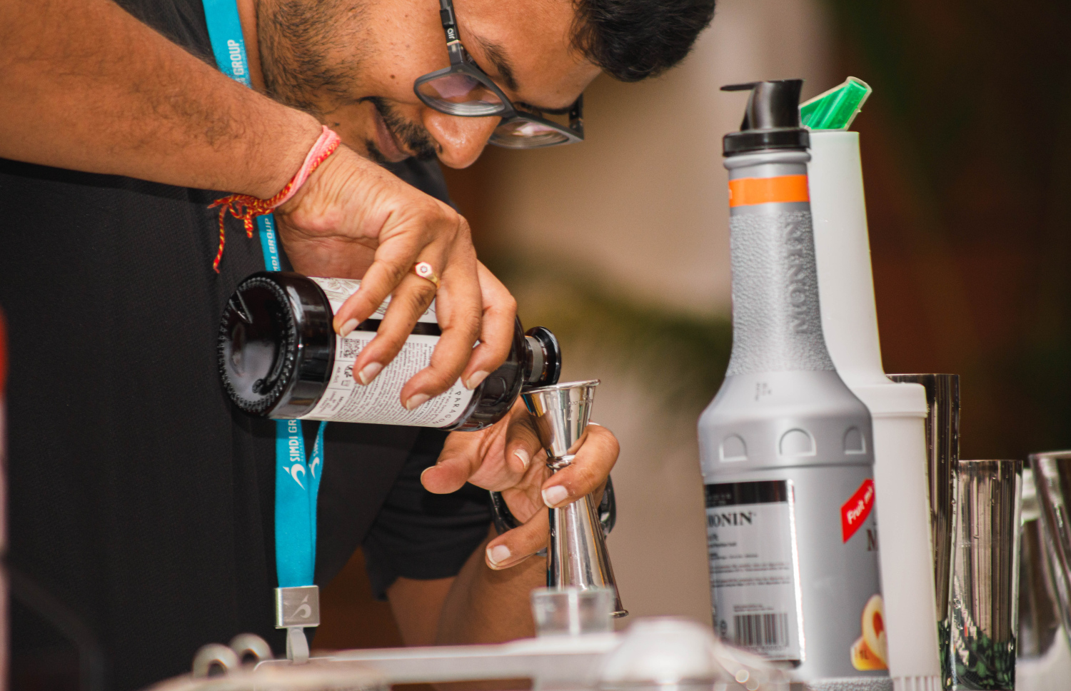 ސިމްޑީއިން ބޭއްވި "މޮނިން" ހަރަކާތުގައި ބައިވެރިއަކު ބުއިމެއް ތައްޔާރު ކުރަނީ.