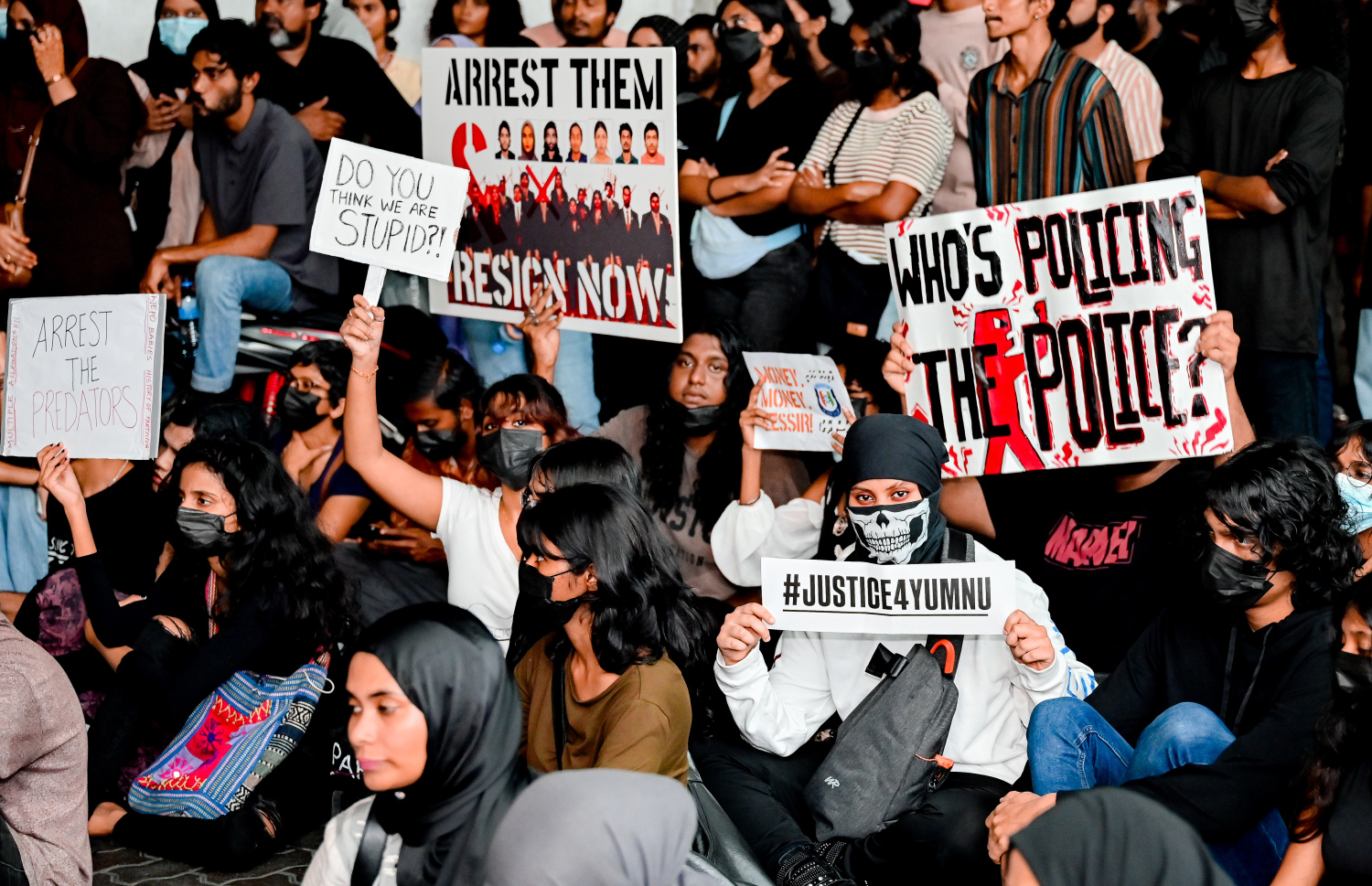 މާލޭގެ އިމާރާތަކުން ވެއްޓުނު ހައްވާ ޔުމްނު ރަޝީދަށް އިންސާފު ގާއިމްކޮށްދިނުމަށް ގޮވާލާ ޒުވާނުން ކުރި މުޒާހަރާއެއް.-- ފޮޓޯ: ނިޝާން އަލީ | މިހާރު