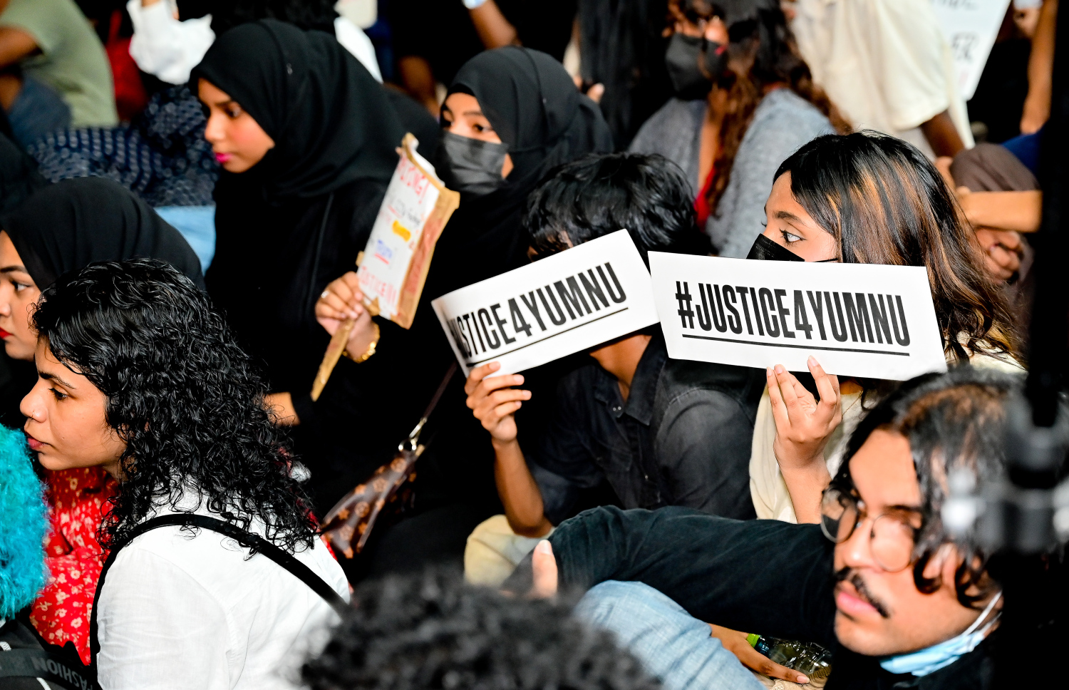 މާލޭގެ އިމާރާތަކުން ވެއްޓުނު ހައްވާ ޔުމްނު ރަޝީދަށް އިންސާފު ގާއިމްކޮށްދިނުމަށް ގޮވާލައި ރޭ ޒުވާނުން ކުރި މުޒާހަރާ.-- ފޮޓޯ: ނިޝާން އަލީ | މިހާރު