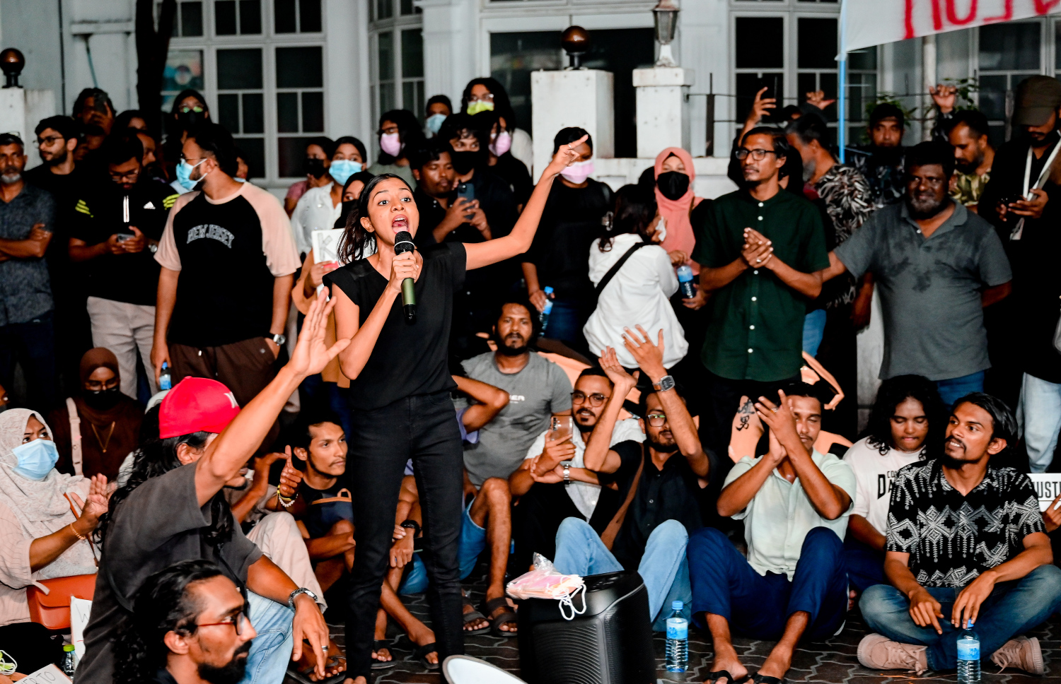 މާލޭގެ އިމާރާތަކުން ވެއްޓުނު ހައްވާ ޔުމްނު ރަޝީދަށް އިންސާފު ގާއިމްކޮށްދިނުމަށް ގޮވާލައި ރޭ ޒުވާނުން ކުރި މުޒާހަރާ.-- ފޮޓޯ: ނިޝާން އަލީ | މިހާރު