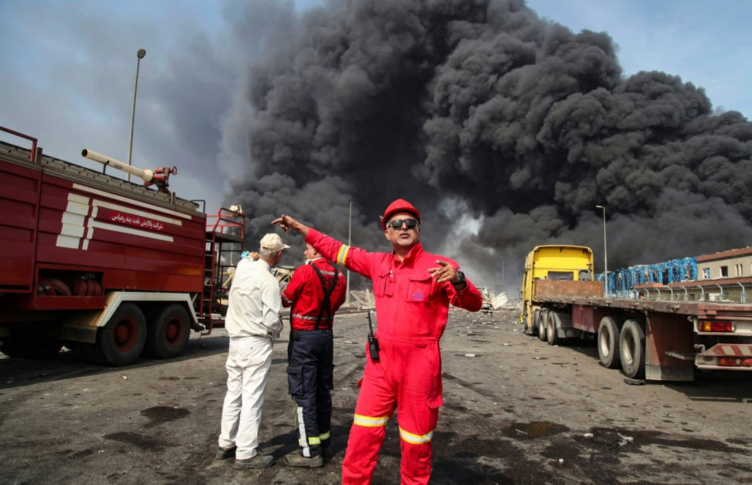 އީރާންގެ ޝަހީދު ރަޖާއީ ބަނދަރުގައި އިއްޔެ ހިނގި ގޮވުމުގެ ހާދިސާއަށް ފަހު އަލިފާން ރޯވެ ދުން އަރަނީ. -- ފޮޓޯ: އޭއެފްޕީ