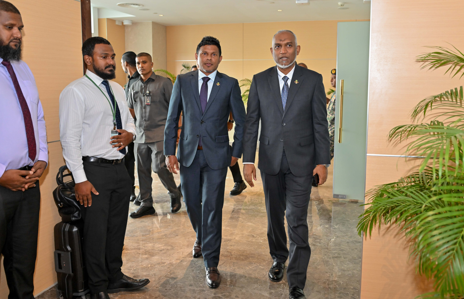 ރައީސް މުއިއްޒު މެލޭޝިއާ އަށް މިއަދު ހެނދުނު ފުރާވަޑައިގަތުމުގެ ކުރިން ނައިބު ރައީސް ހުސައިންއާ އެކު ވެލާނާ އިންޓަނޭޝަނަލް އެއާޕޯޓުގައި.---ފޮޓޯ: ރައީސް އޮފީސް