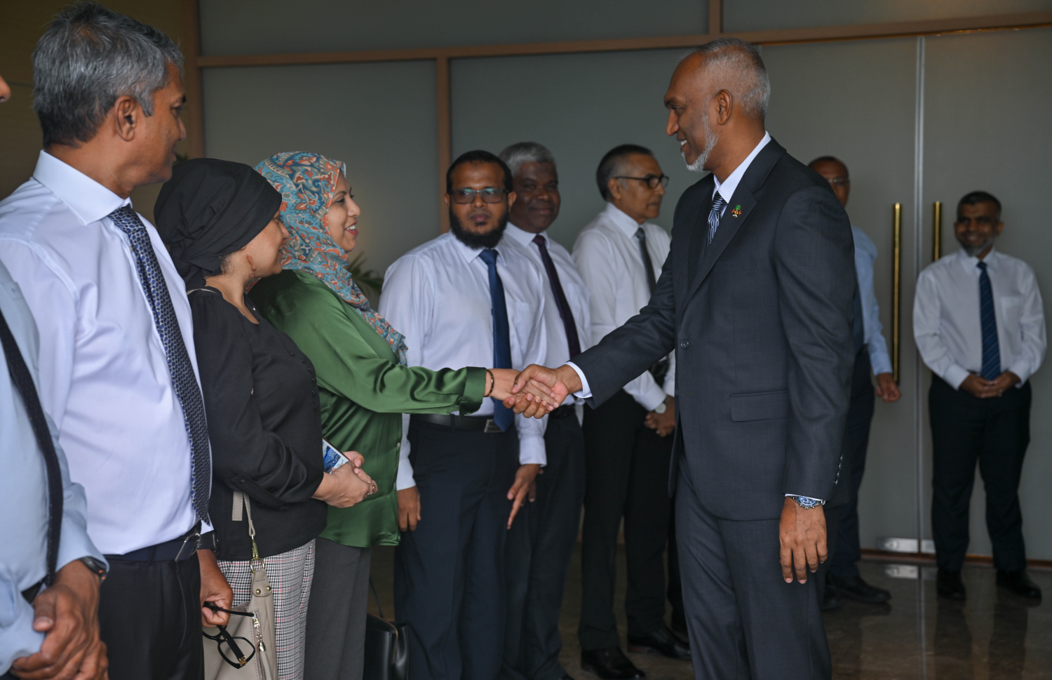 ރައީސް މުއިއްޒު މެލޭޝިއާ އަށް މިއަދު ހެނދުނު ފުރާވަޑައިގަތުމުގެ ކުރިން، ރައީސް އޮފީހުގެ ތަރުޖަމާން ހީނާއާ ސަލާން ކުރައްވަނީ---ފޮޓޯ: ރައީސް އޮފީސް