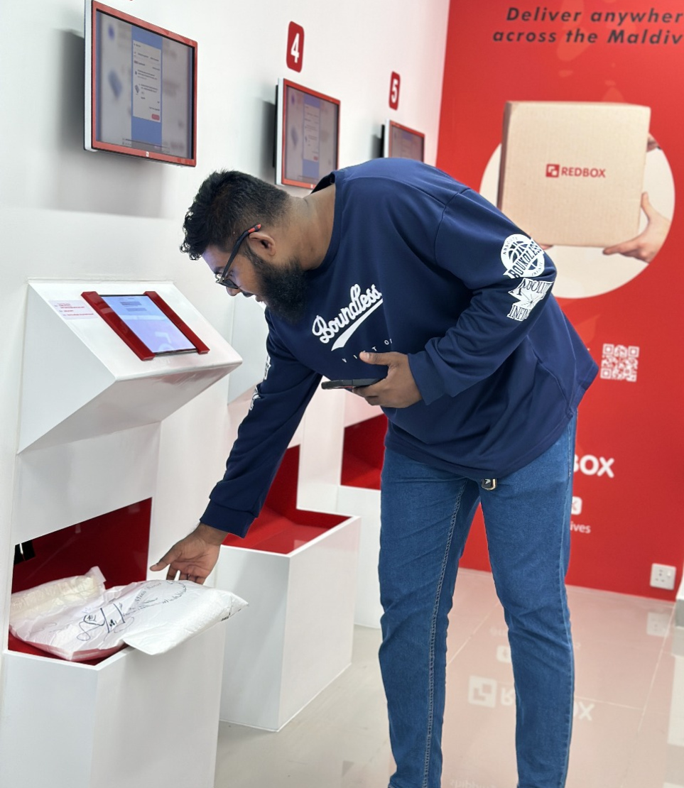 ރެޑްބޮކްސްގެ އާ އައުޓްލެޓުގައި ހުރި ސެލްފް ސާވިސް ކިއޮސްކުން ކަސްޓަމަރުން ހިދުމަތް ހޯދައި ޕެކޭޖު ނަގަނީ.