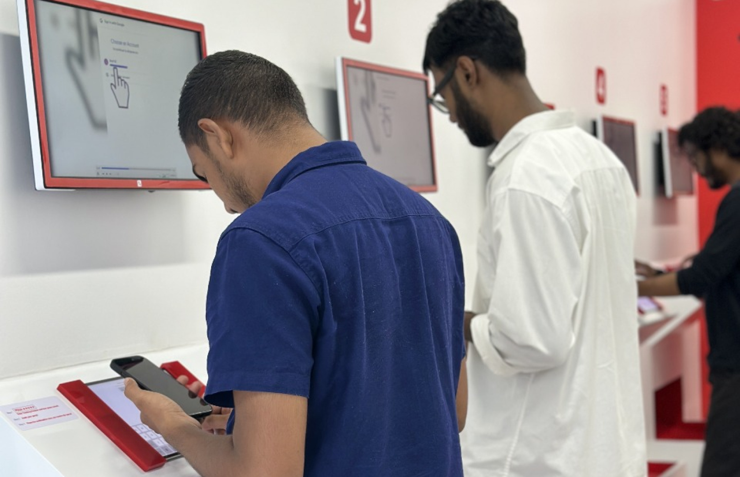 ރެޑްބޮކްސްގެ އާ އައުޓްލެޓުގައި ހުރި ސެލްފް ސާވިސް ކިއޮސްކުން ކަސްޓަމަރުން ހިދުމަތް ހޯދަނީ.