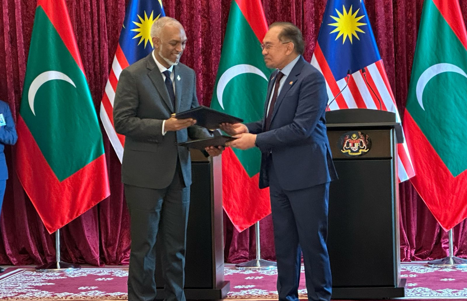 ރައީސް ޑރ. މުހައްމަދު މުއިއްޒާއި މެލޭޝިއާގެ ބޮޑުވަޒީރު ޑރ. އަންވަރު އިބްރާހިމް މިއަދު އެއްބަސްވުން ބަދަލުކުރައްވަނީ.