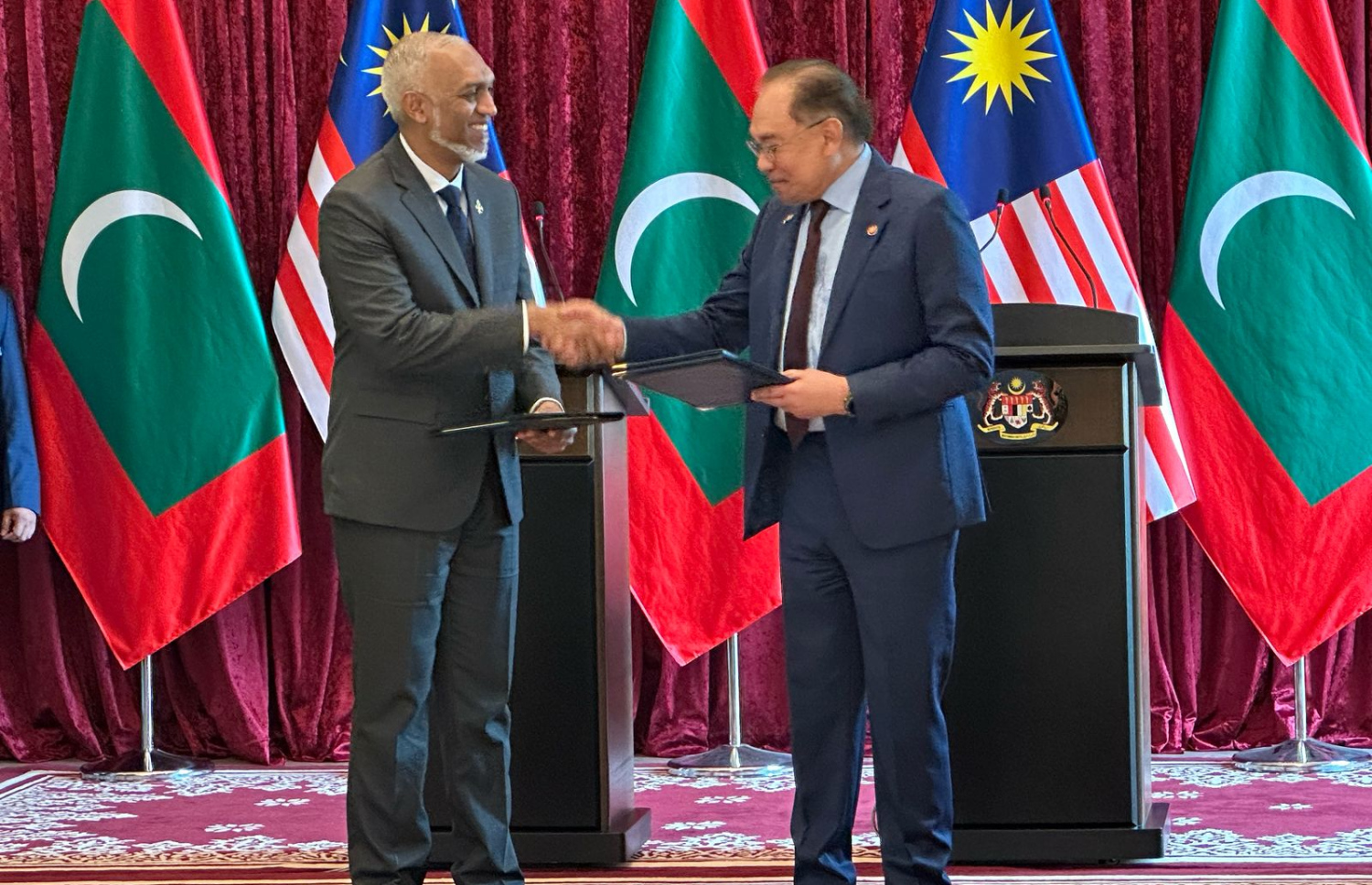 ރައީސް ޑރ. މުހައްމަދު މުއިއްޒާއި މެލޭޝިއާގެ ބޮޑުވަޒީރު އަންވަރު-- ފޮޓޯ: މިހާރު