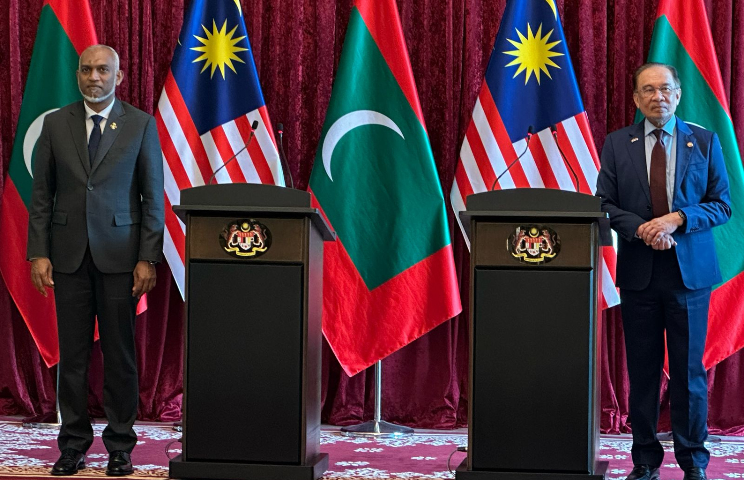 ރައީސް ޑރ. މުހައްމަދު މުއިއްޒާއި މެލޭޝިއާގެ ބޮޑުވަޒީރު އަންވަރު އިބްރާޙިމް ފޮޓޯއަކަށް ހުއްޓިލައިގެން.-- ފޮޓޯ: މިހާރު