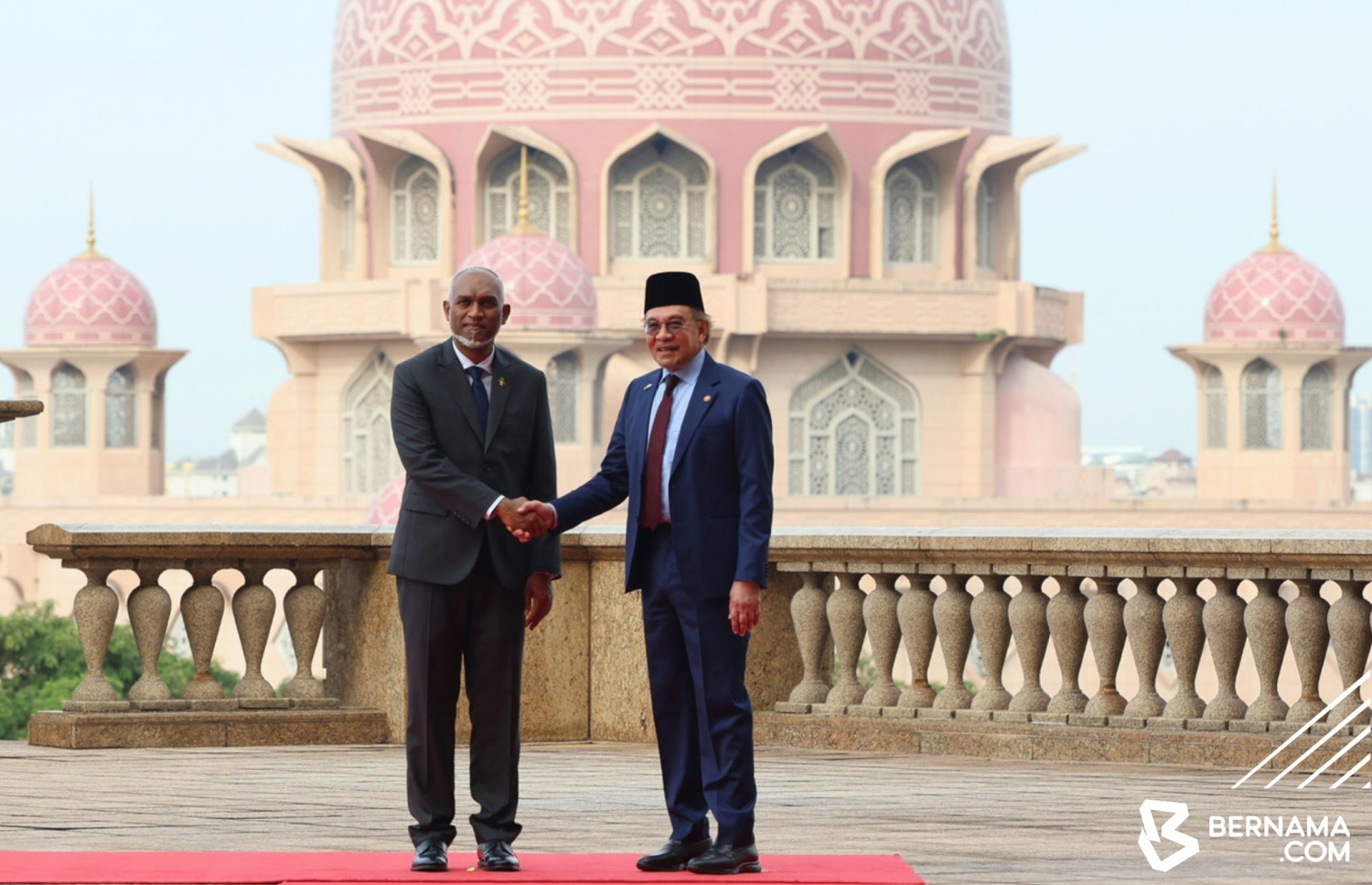 ރައީސް މުއިއްޒަށް މެލޭޝިއާގެ ބޮޑުވަޒީރު އަންވަރު މިއަދު މަރުހަބާ ދަންނަވަނީ.