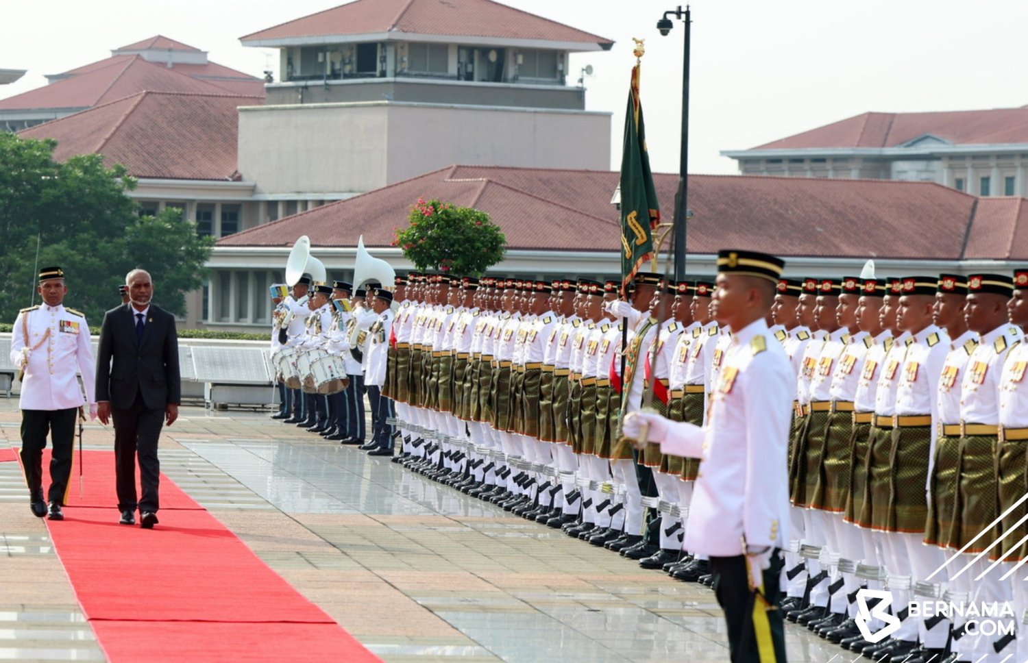 ރައީސް މުއިއްޒަށް މެލޭޝިއާ އިން މިއަދު ރަސްމީކޮށް މަރުހަބާ ދަންނަވަނީ.