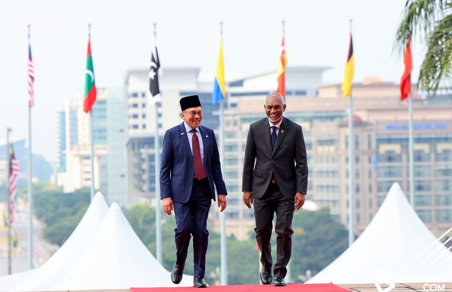 ރައީސް މުއިއްޒަށް މެލޭޝިއާގެ ބޮޑުވަޒީރު އަންވަރު މިއަދު މަރުހަބާ ދަންނަވަނީ.