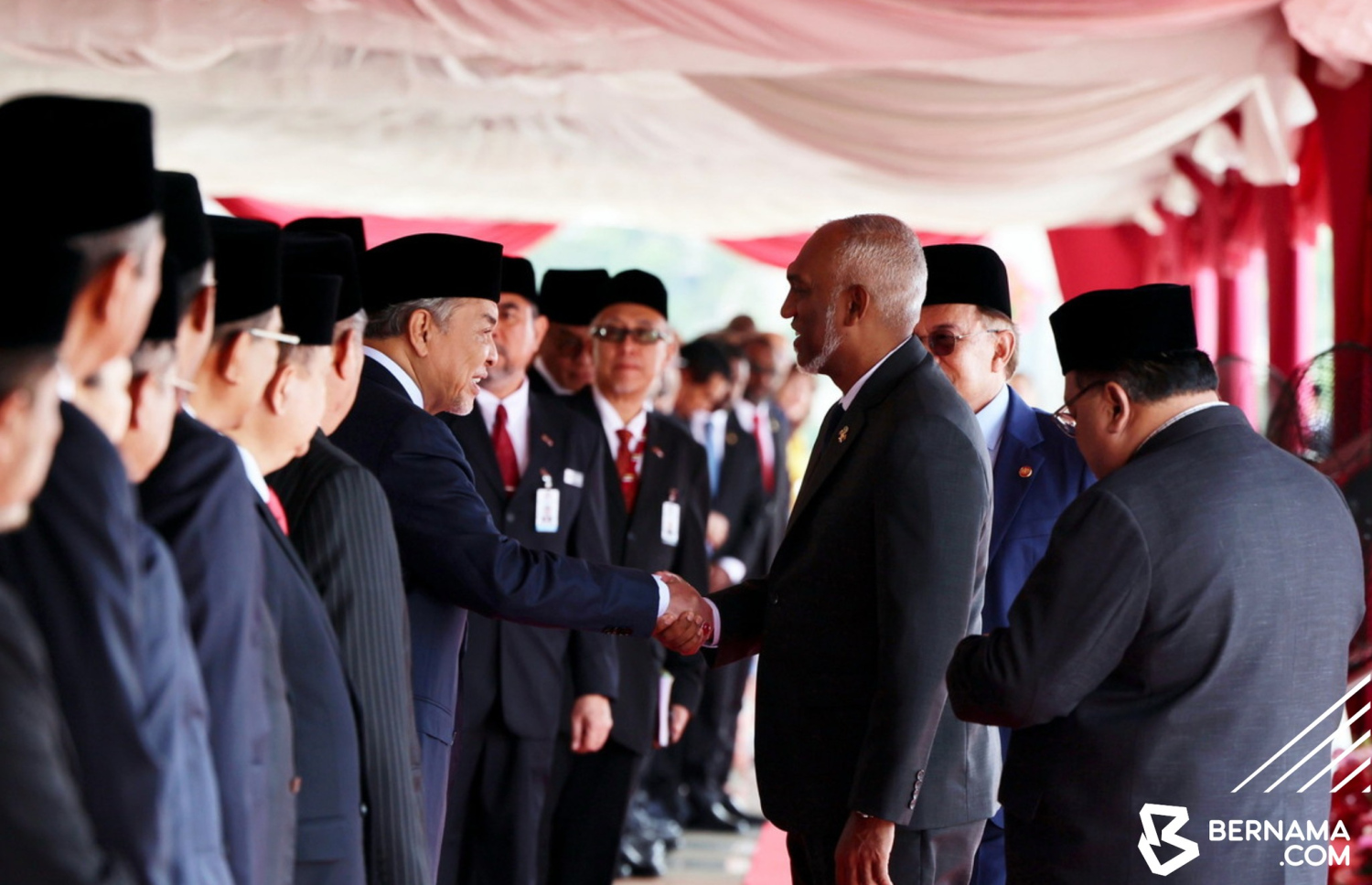 ރައީސް މުއިއްޒު މެލޭޝިއާގެ އިސްވެރިންނާ މިއަދު ސަލާން ކުރައްވަނީ.