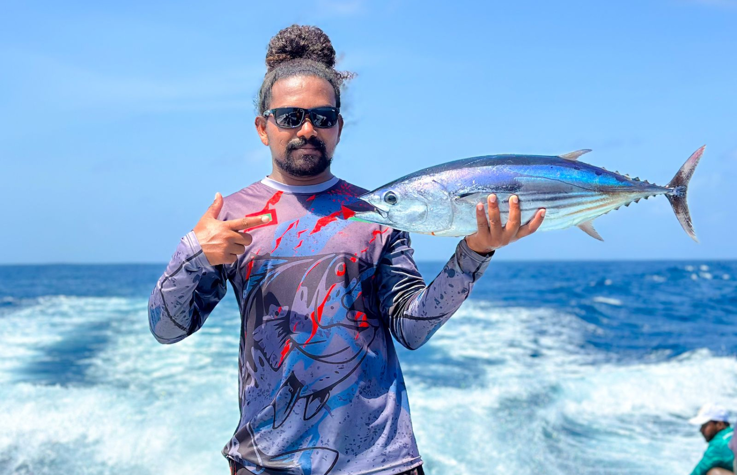 ރާޝިދު ބޭނި މަހަކާ އެކު ފޮޓޯއަކަށް ހުއްޓިގެން.