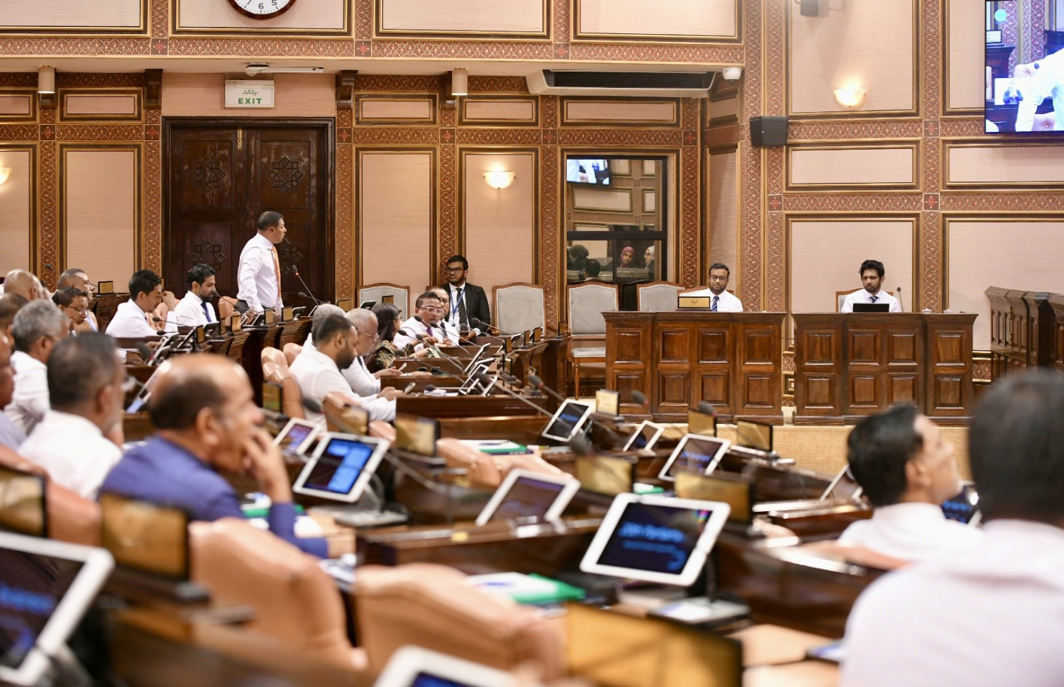 މަޖިލީހުގެ މިއަދުގެ ޖަލްސާގައި މެންބަރު އައްބާސް މިނިސްޓަރާ ސުވާލުކުރައްވަނީ -- ފޮޓޯ: މަޖިލިސް