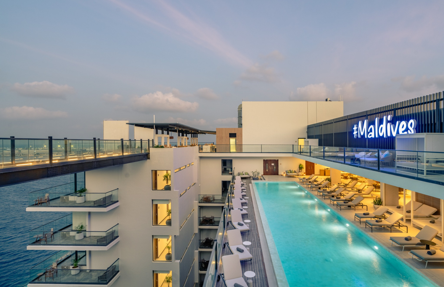 ބާސެލޯ ނަސަންދުރާ މާލެ ހޮޓަލުގެ ސުވިމިން ޕޫލް.-- ފޮޓޯ: ނަސަންދުރާ