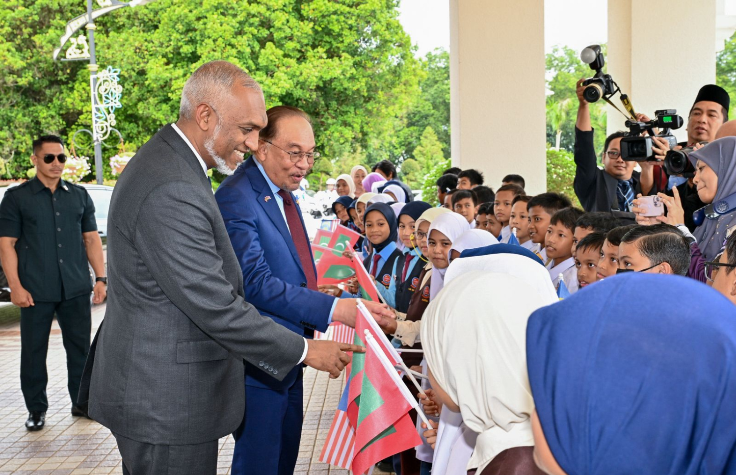 ރައީސް ޑރ. މުހައްމަދު މުއިއްޒަށް މެލޭޝިއާ އިން ރަސްމީކޮށް މަރުހަބާ ދަންނަވަން މިއަދު ބޭއްވި ރަސްމިއްޔާތުގައި ދިވެހި ގައުމީ ދިދަ އާއި މެލޭޝިއާގެ ގައުމީ ދިދަ ހިފައިގެން ތިބި ކުޑަކުދިންތަކަކާ އެ މަނިކުފާނާއި ބޮޑުވަޒީރު އަންވަރު އިބްރާހިމް ސަލާން ކުރައްވަނީ.---ފޮޓޯ: ރައީސް އޮފީސް